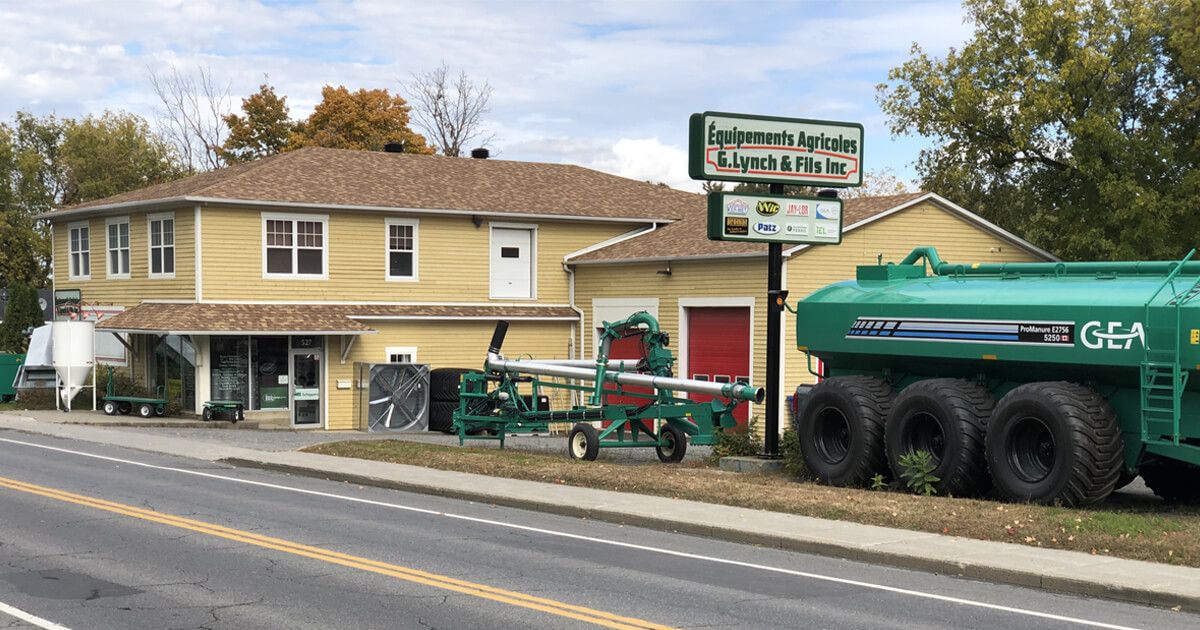 Tout trouver chez Lynch : depuis le printemps 2021, l’entreprise Équipements agricoles G. Lynch et Fils inc. bénéficie d’un bâtiment plus spacieux au 527, rue Child à Coaticook. Gérald Lynch, sa relève, Geneviève et Danny Lynch, et leurs employés savent répondre à tous vos besoins. 