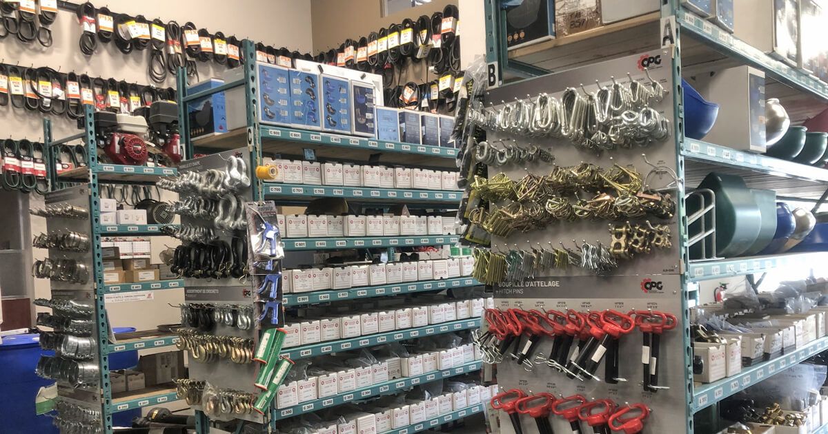 Un grand magasin occupe 60 % du 1er étage : équipements, pièces, boyaux hydrauliques, quincaillerie, produits d’hygiène, etc.   