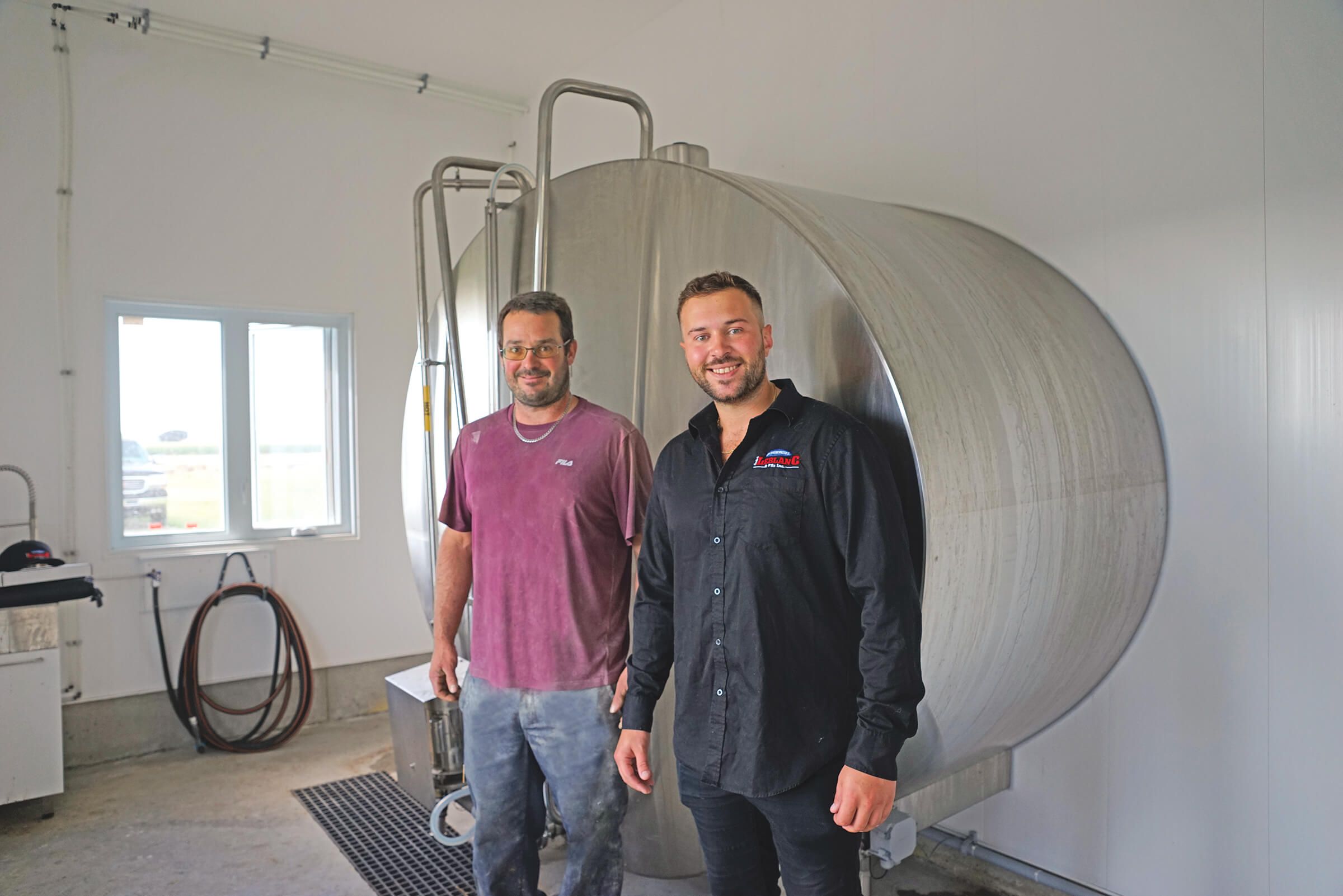 Devant le nouveau bassin refroidisseur Mueller, c’est ici Jimmy (3e génération), copropriétaire de la Ferme Cabana Lapalme, qui pose en compagnie de William Leblanc, pour Les Entreprises Leblanc & Fils.