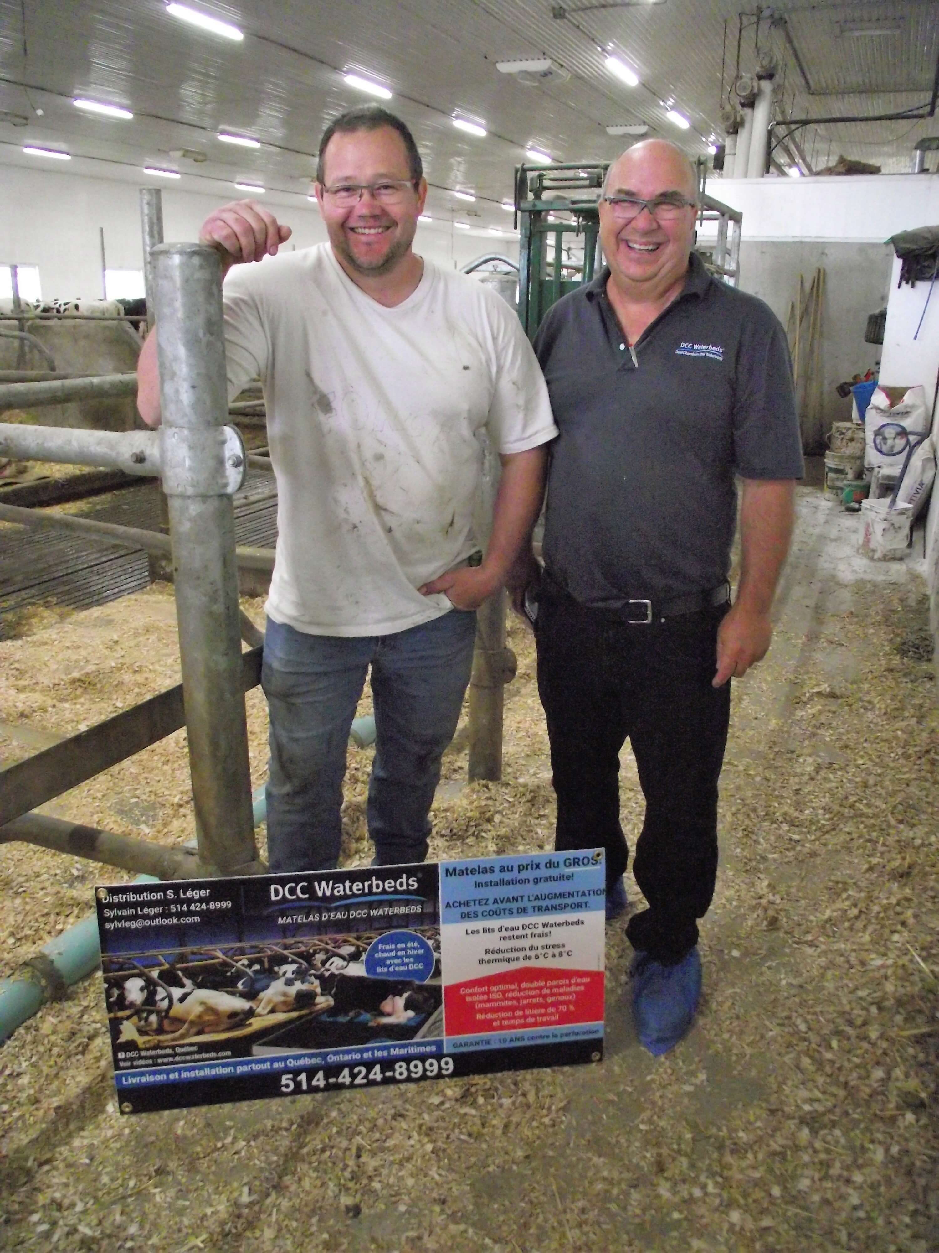 Sébastien Landry, de la Ferme Claudie 2006, et Sylvain Léger, distributeur des matelas d’eau DCC Waterbeds 
