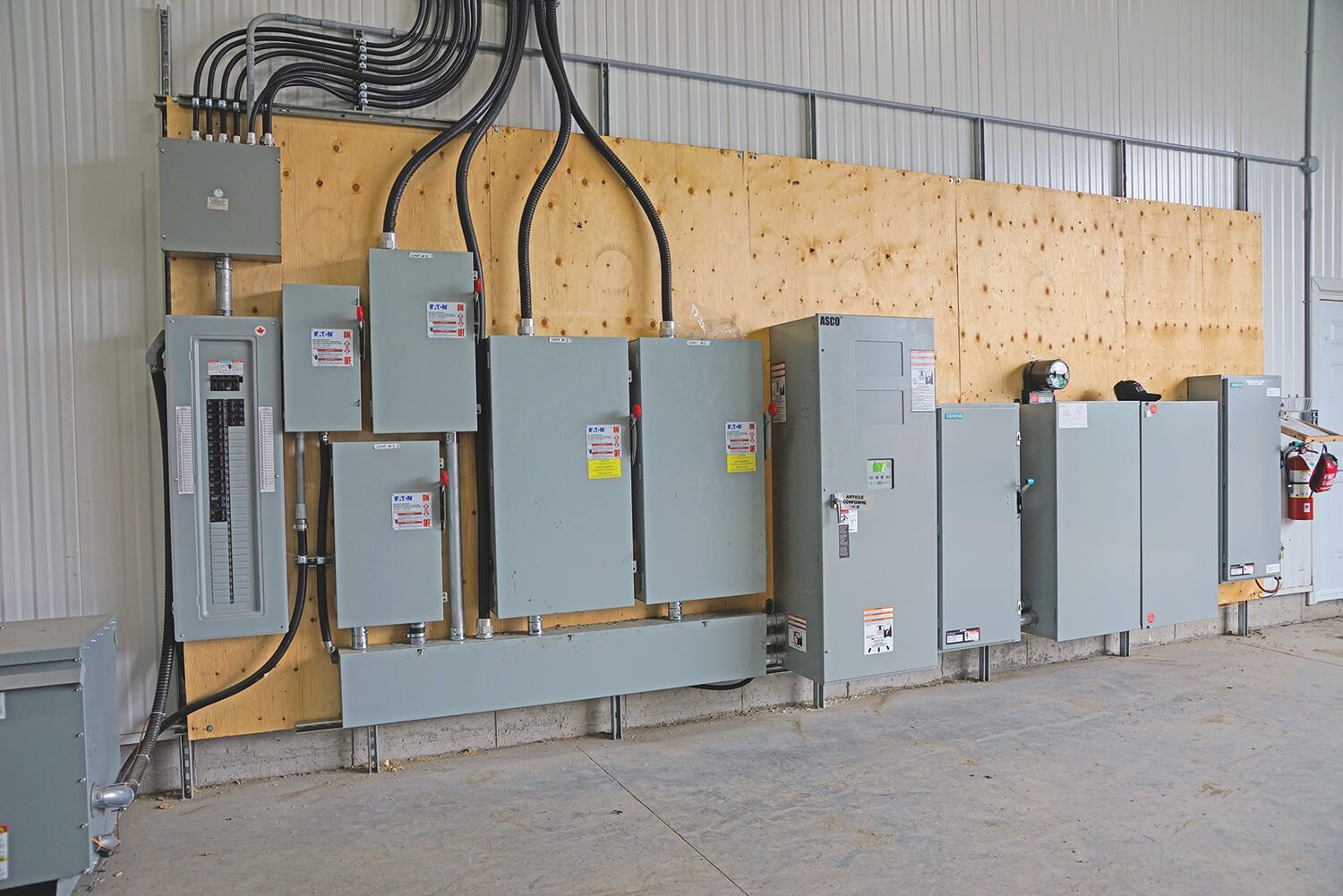 Des panneaux électriques ont été ajoutés pour alimenter la nouvelle aile en électricité, une installation de 600 ampères sur 600 volts.