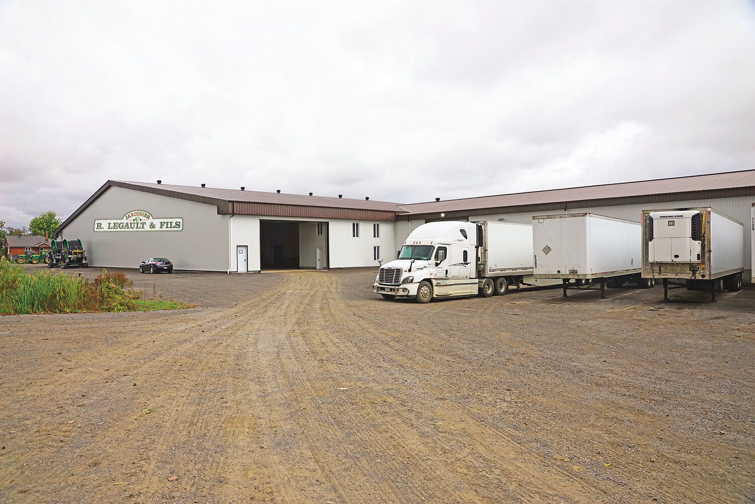 À gauche, remarquez la nouvelle aile qui a été annexée à l’entrepôt.