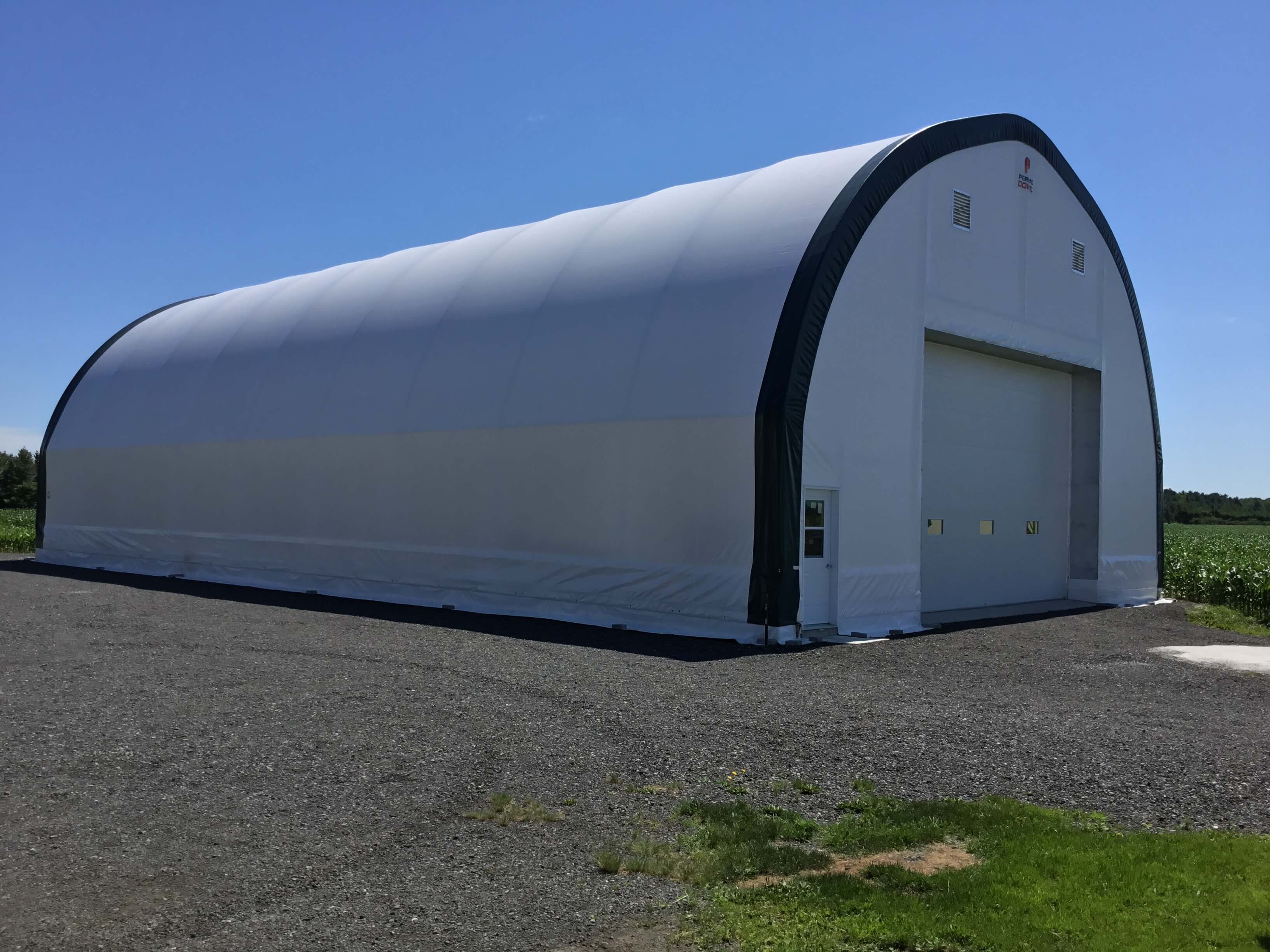 Les portes de garage, en retrait de 24 pouces, ajoutent un élément structurel au bâtiment et une jolie volumétrie qui s’intègre de façon harmonieuse au paysage. 
