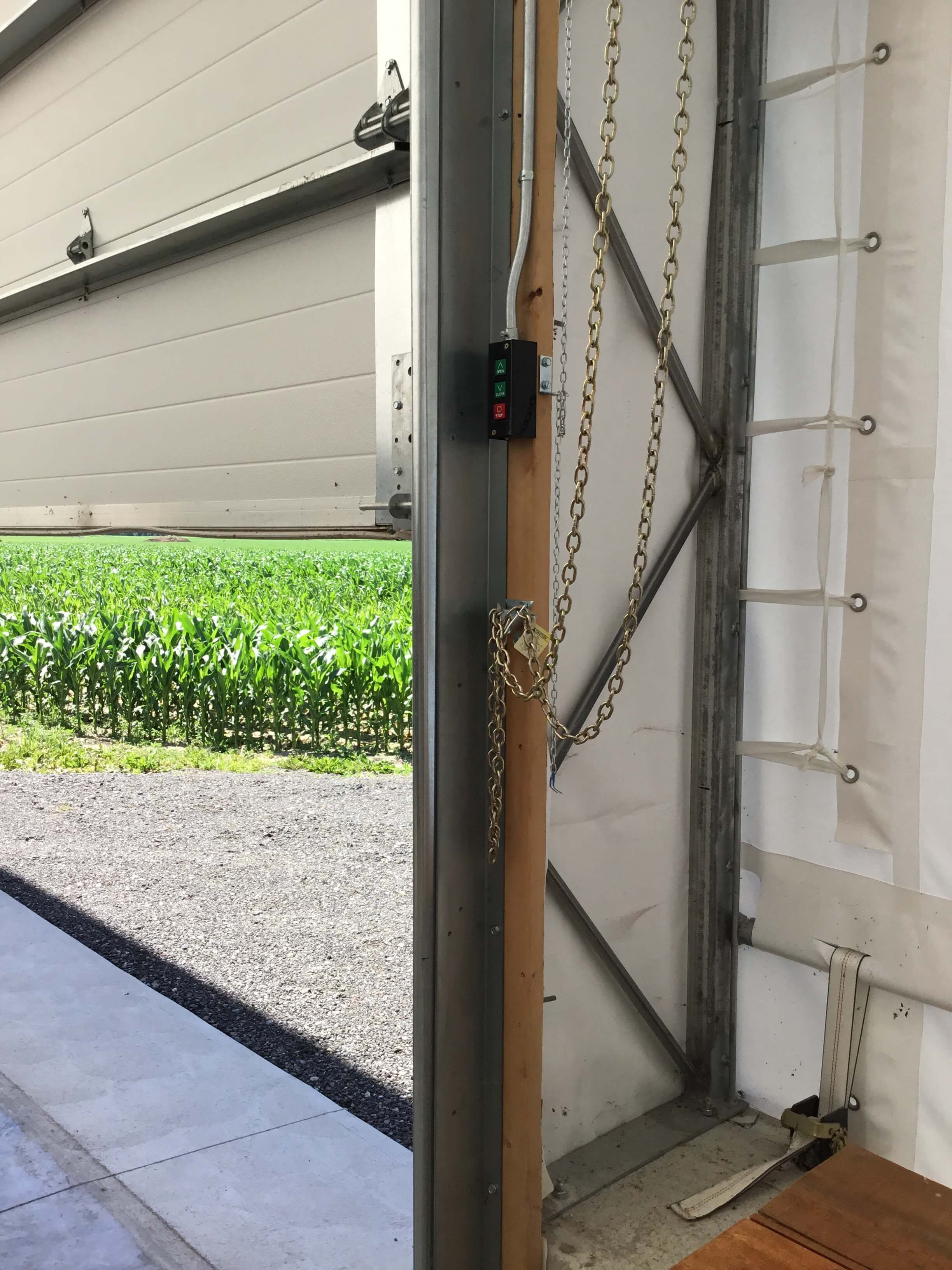 Les cadres de porte sont conçus avec des poutrelles verticales de 24 pouces recouvertes d’acier galvanisé. 