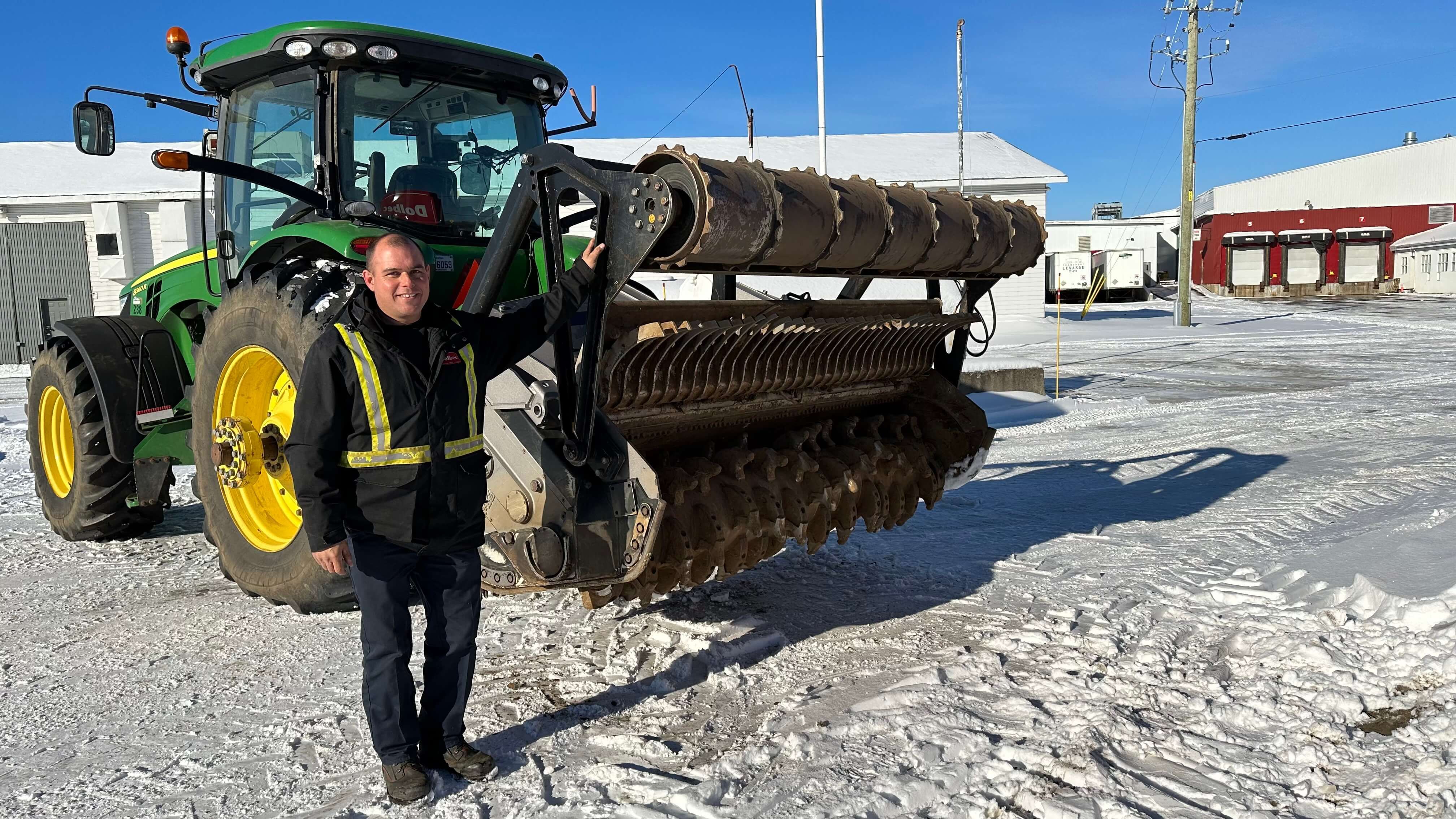 Stabilisateur de sol de marque FAE, modèle SFM-250, installé sur un tracteur agricole de 300 hp, présenté par Mario Matte, opérateur et responsable de l’aménagement des terres et de la production, chez Patate Dolbec inc.