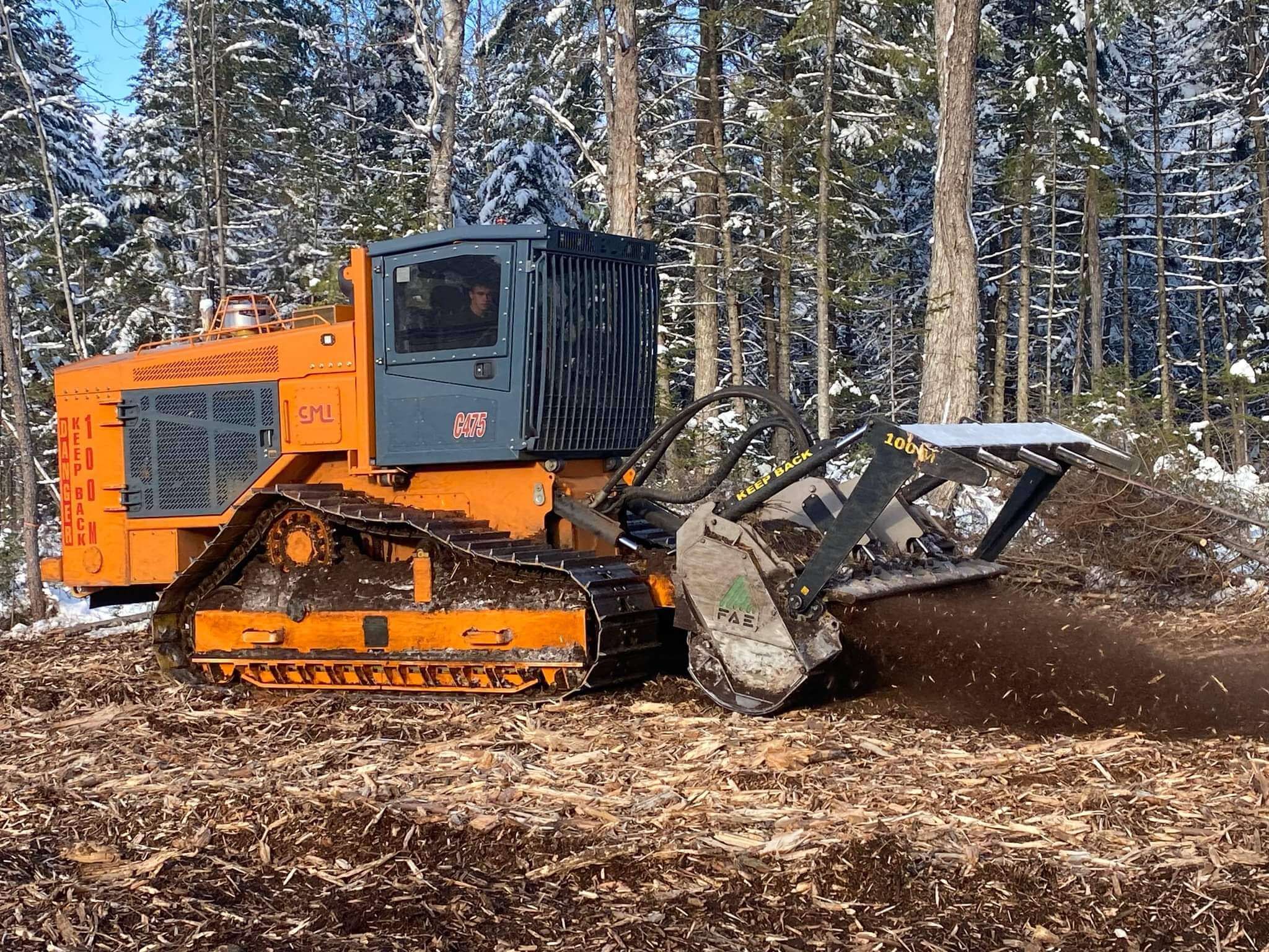 Tracteur à chenilles d’acier de marque CMI, modèle C-475 avec broyeur de surface à haute vitesse FAE