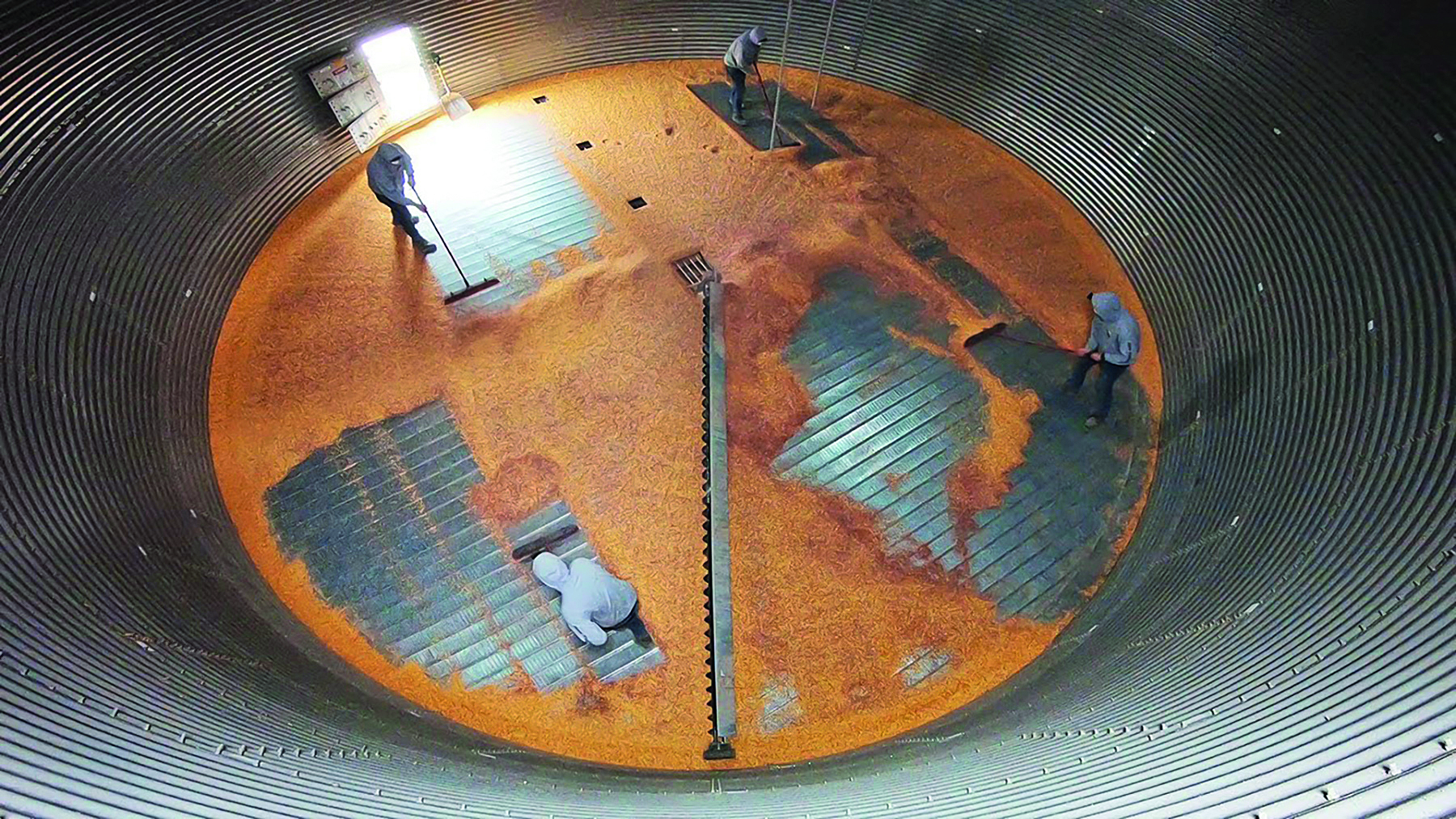 Quand nettoyer le dessous d’un plancher de silo d’entreposage?