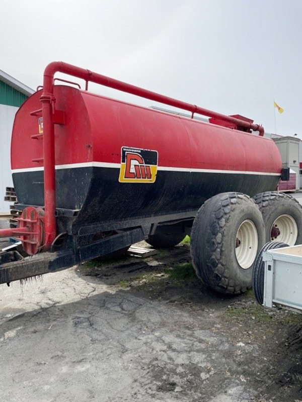Manure spreader (or liquid manure) DM Machinery / Machinerie DM 4 000 gal.