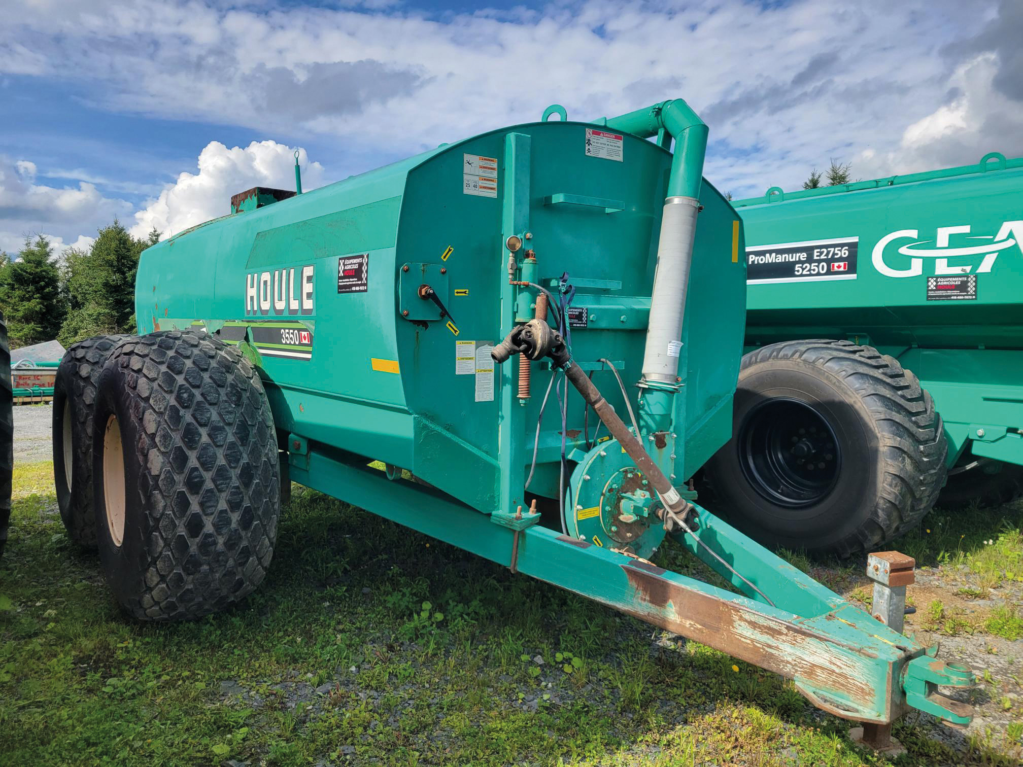 Manure spreader (or liquid manure) Houle 3550 gal.