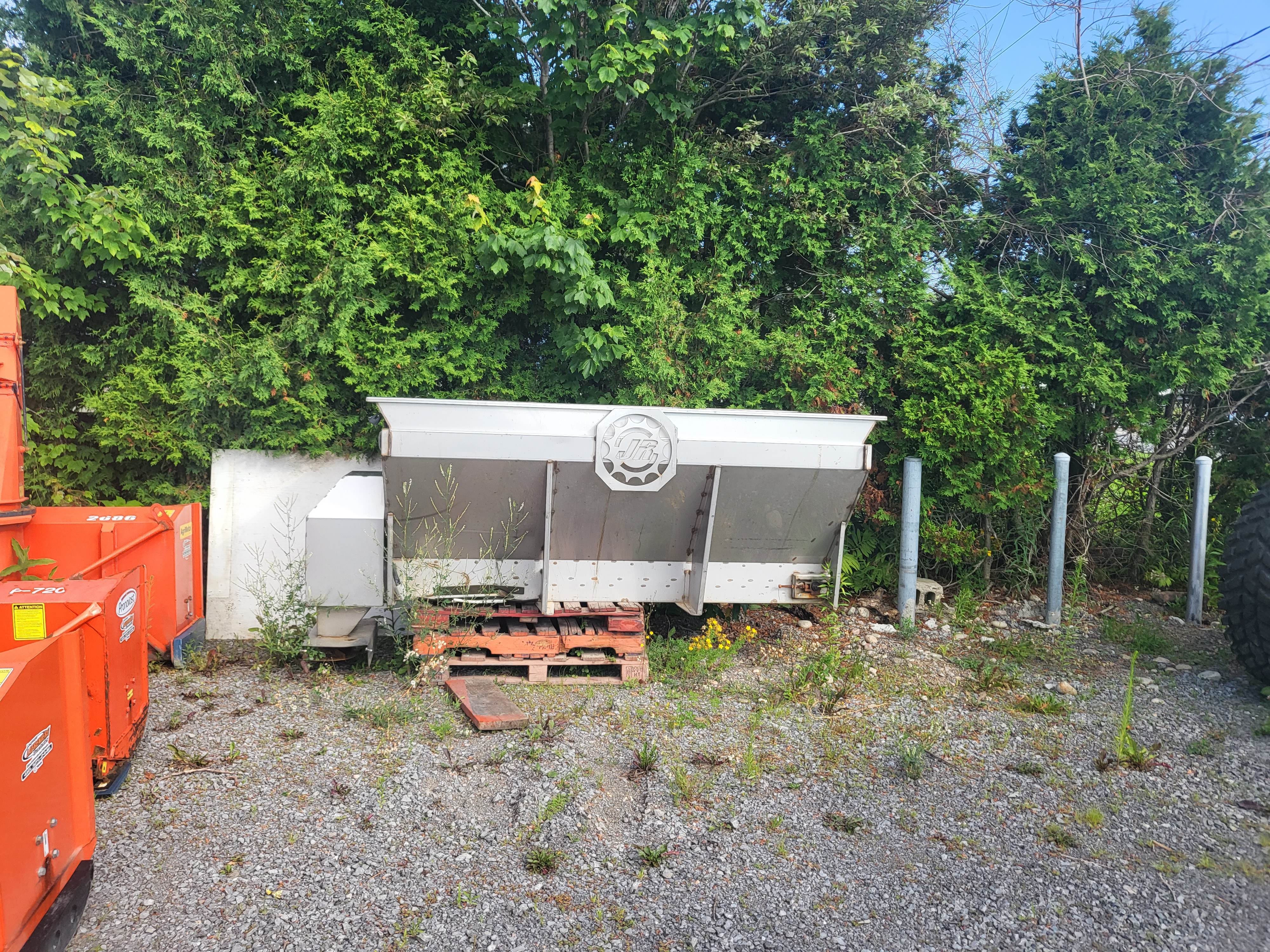 Salt or sand spreader  JRTX