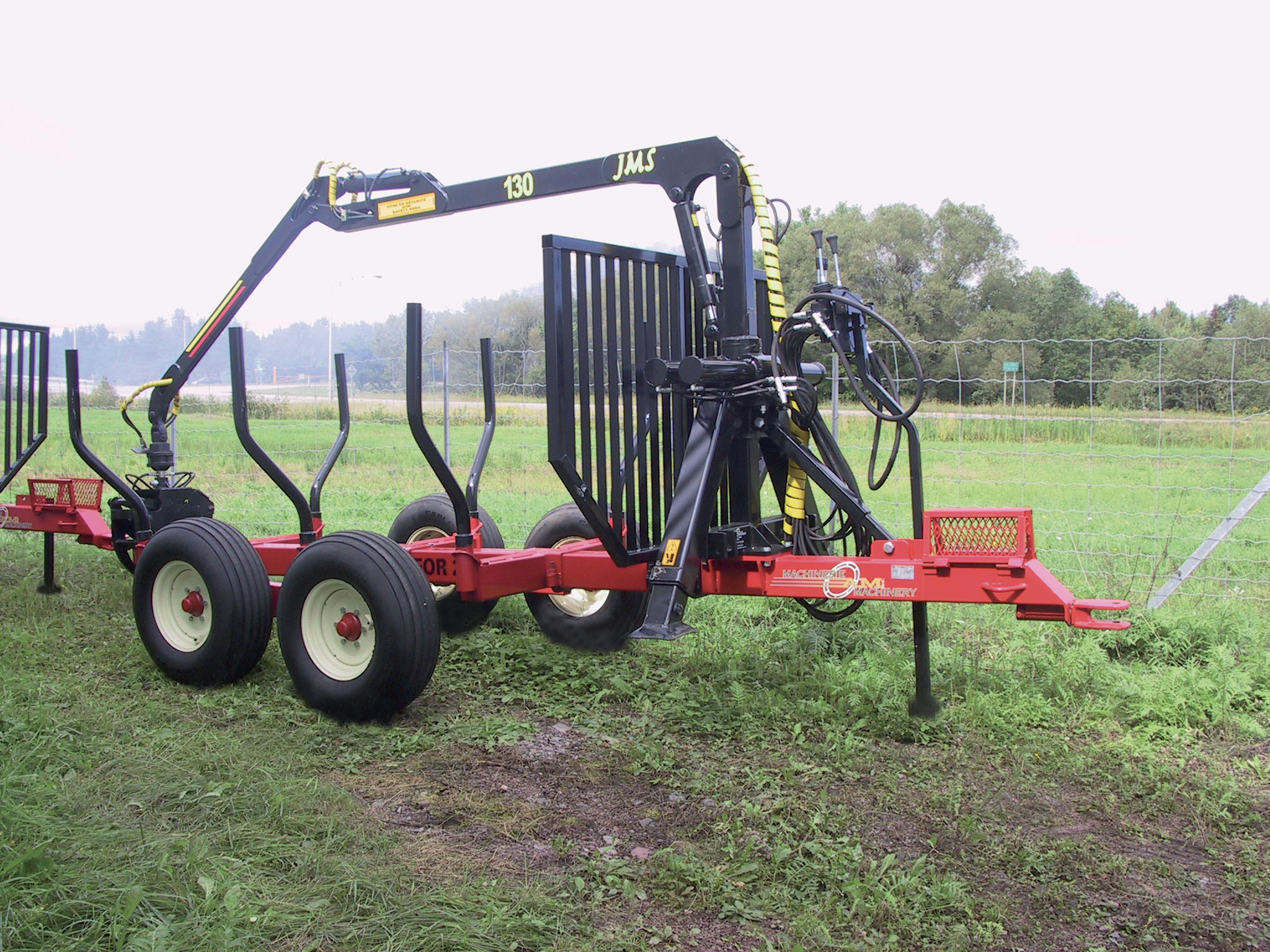 Log loader on trailer AM Machinery / Machinerie AM 