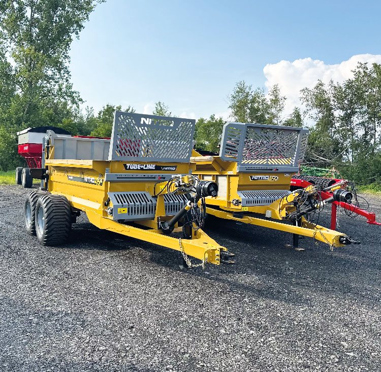 Épandeur à fumier (solide) Tube-Line un Nitro 450  et un Nitro 275RS, 