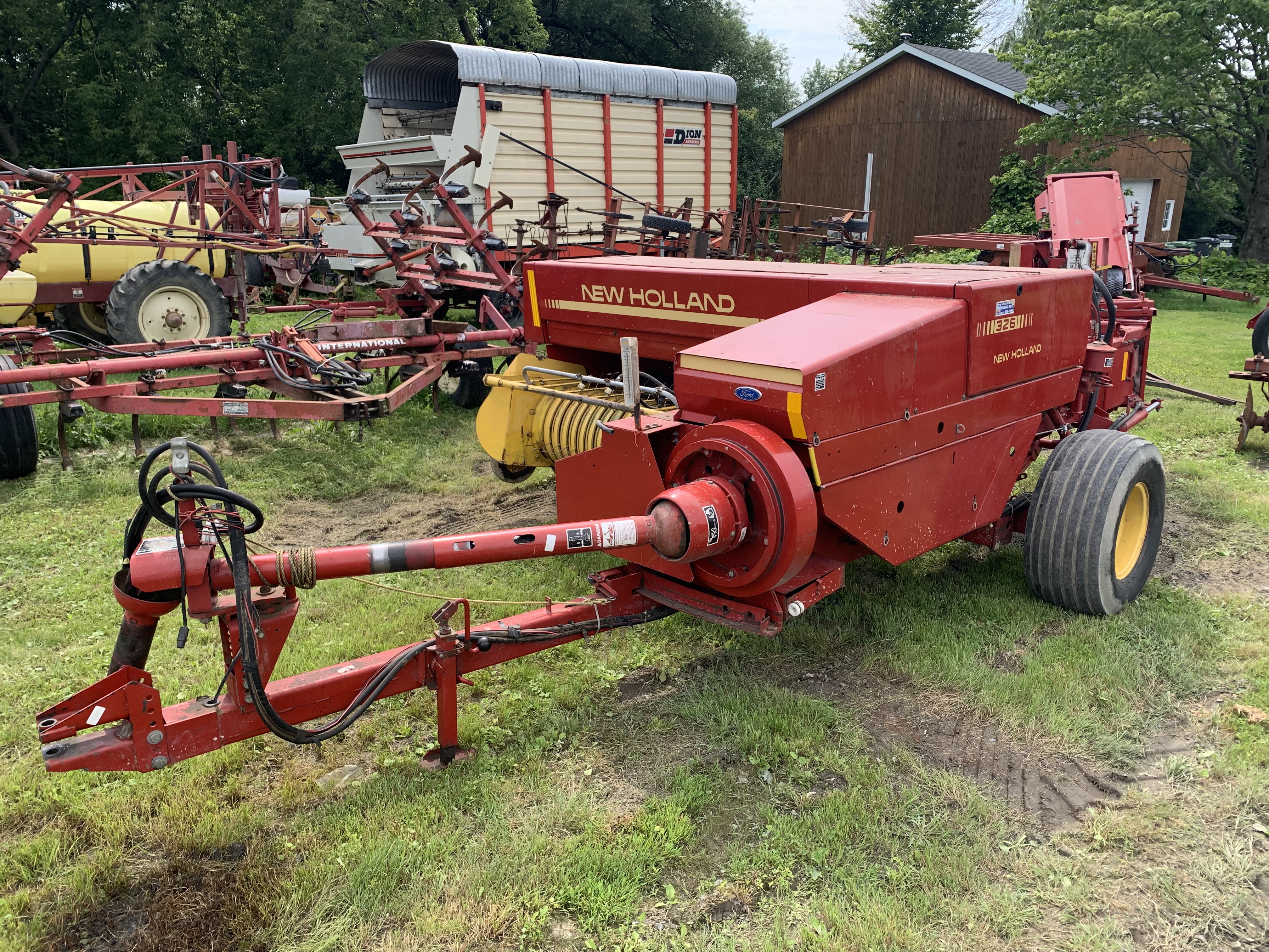   Presse à foin New Holland 326