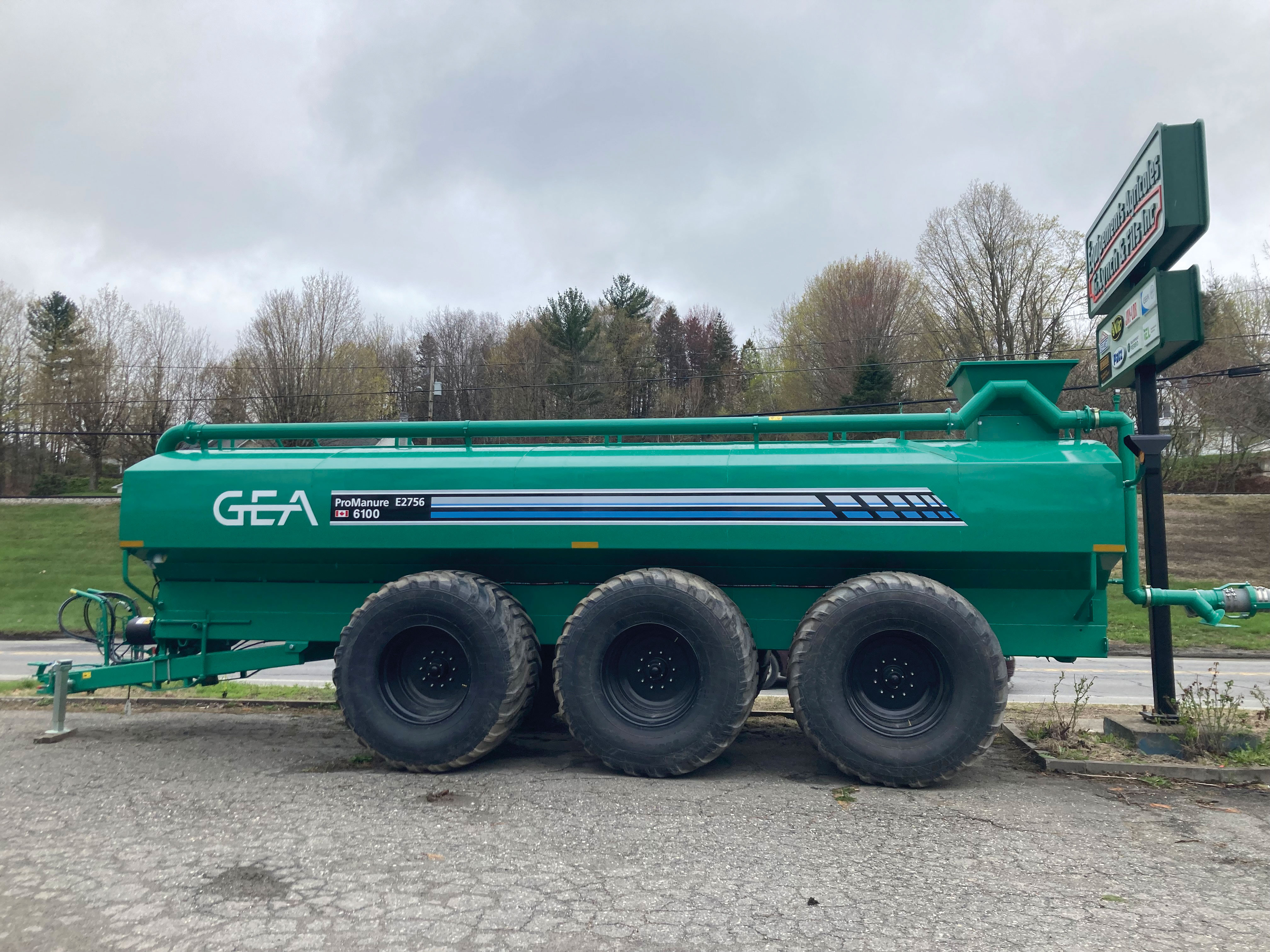 Épandeur à purin (ou fumier liquide) GEA Houle Épandeurs GEA neufs • 3 épandeurs EL48-6100 et 1 épandeur FL48-7900
