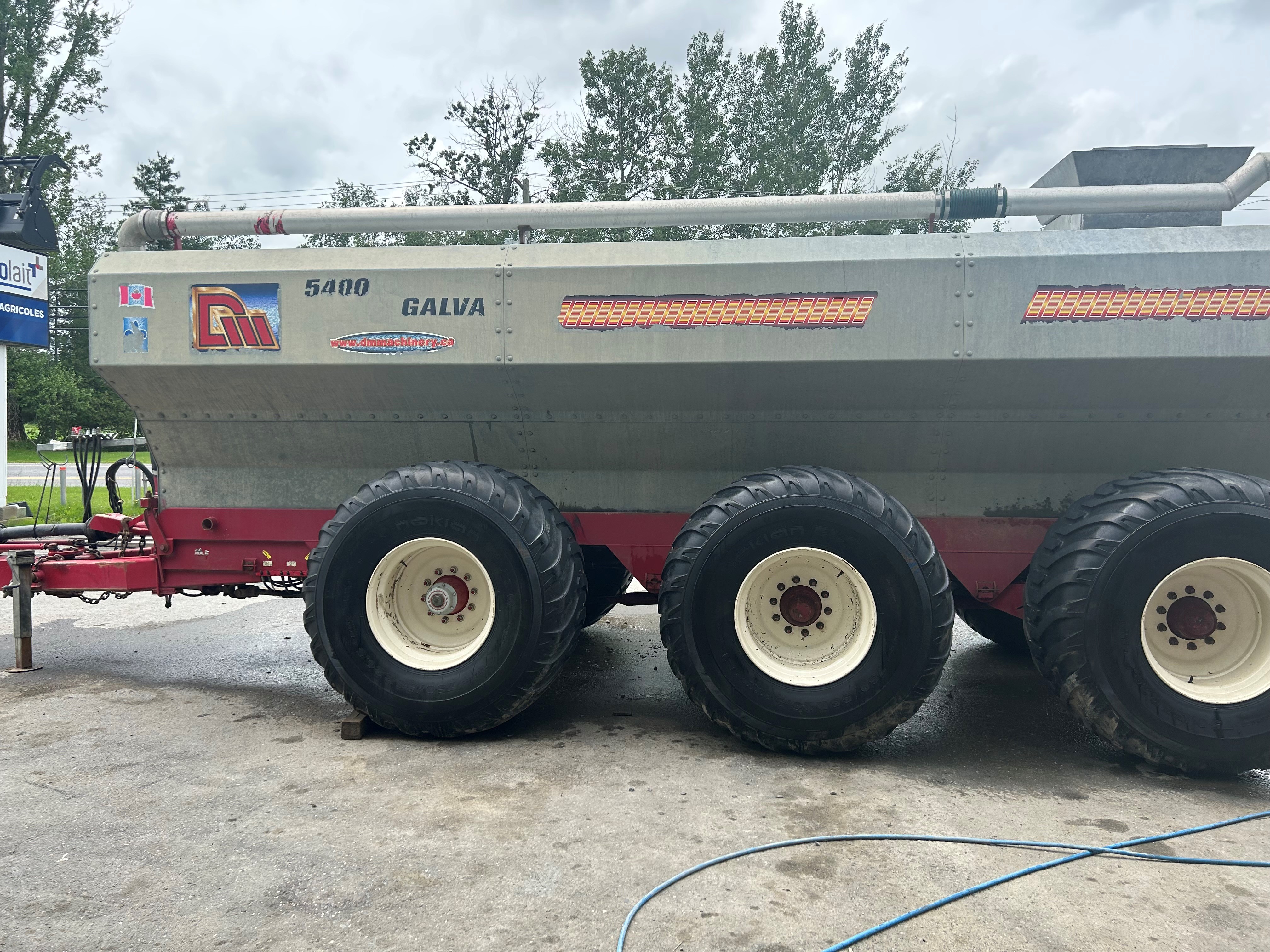 Manure spreader (or liquid manure) DM Machinery / Machinerie DM 