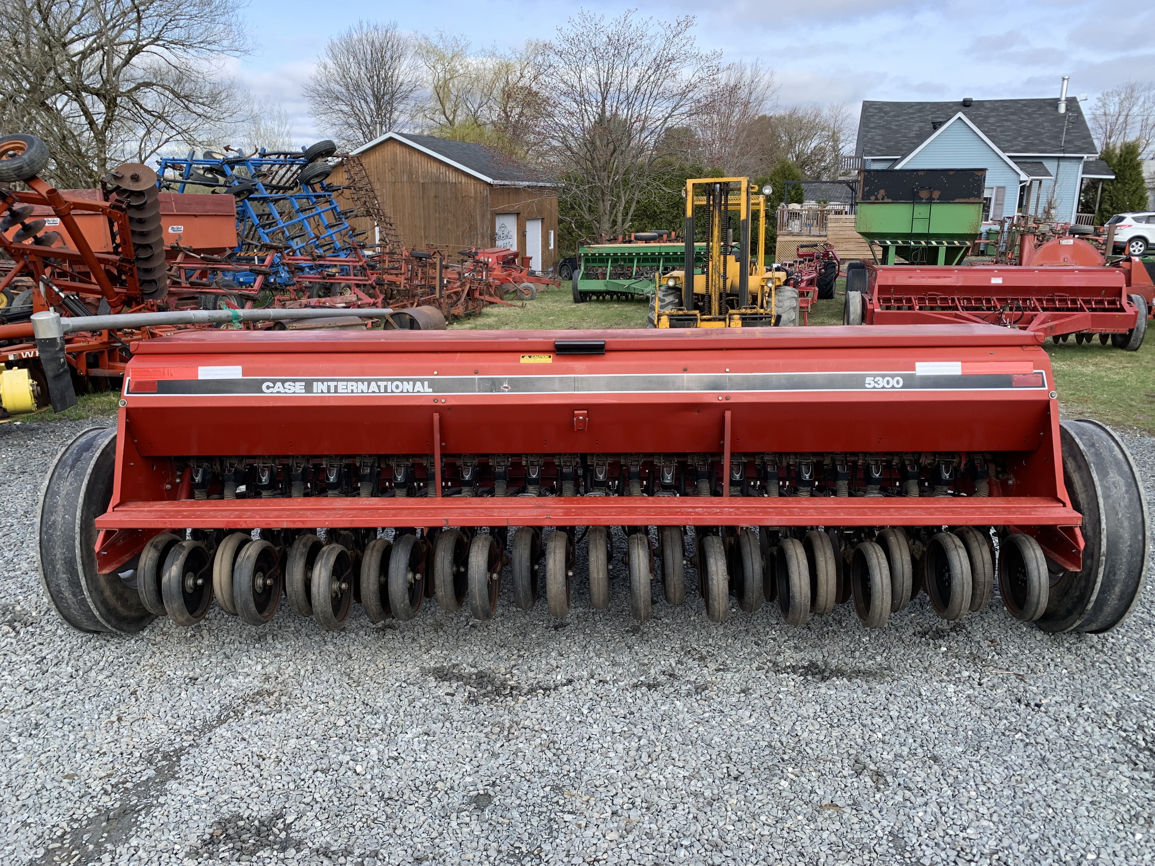   Semeuse case IH 5300, 24 disques aux 6 pouces, boîte à mil