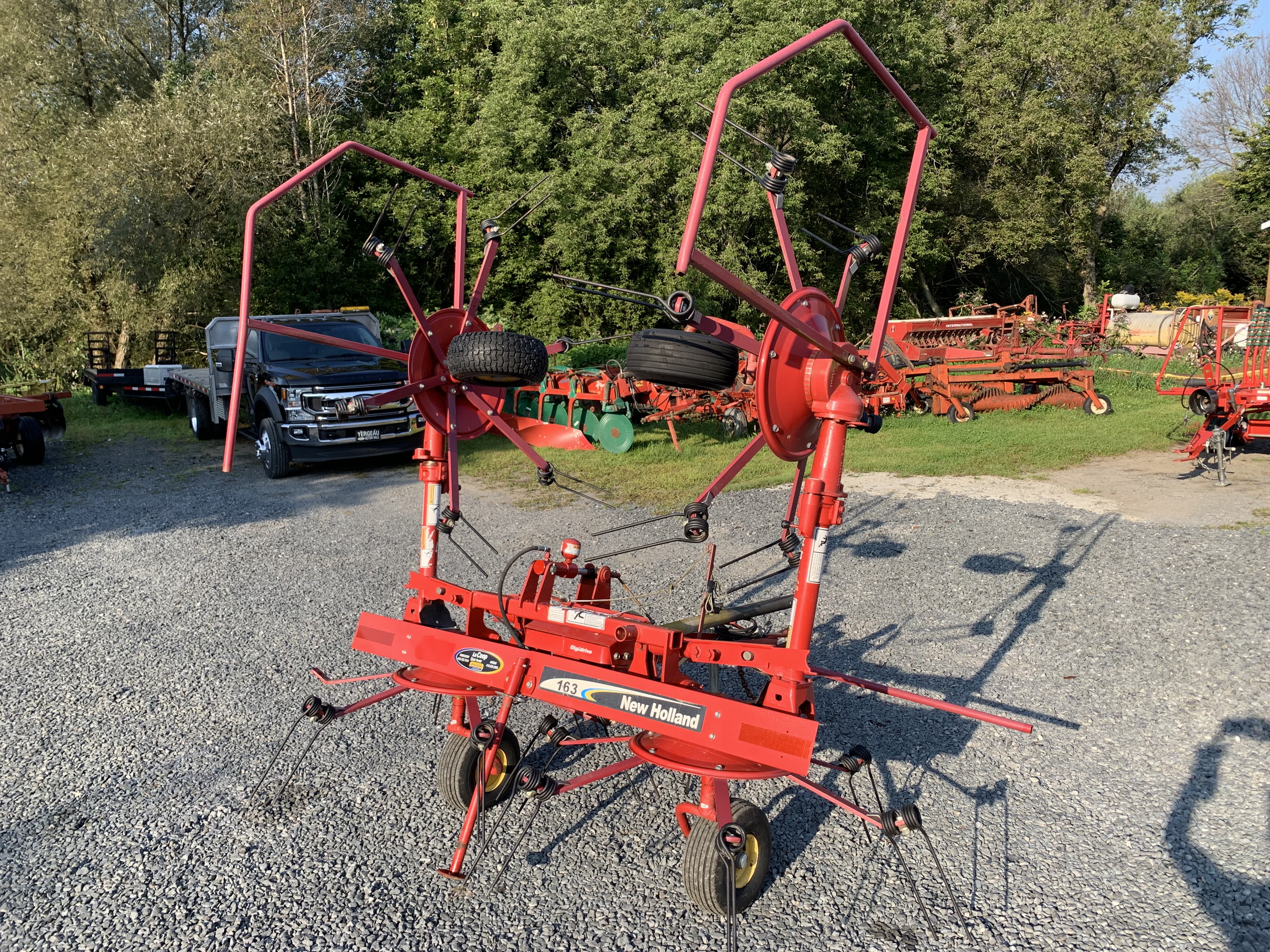   Faneur New Holland 163 relevage hydraulique 