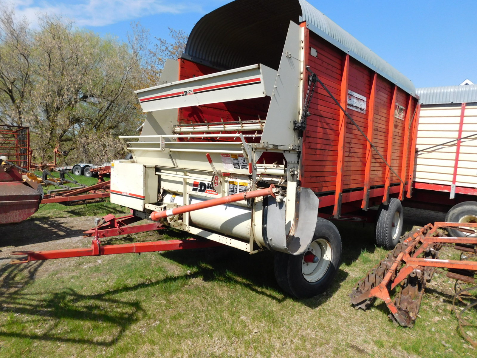   Boîte à ensilage Dion 1016