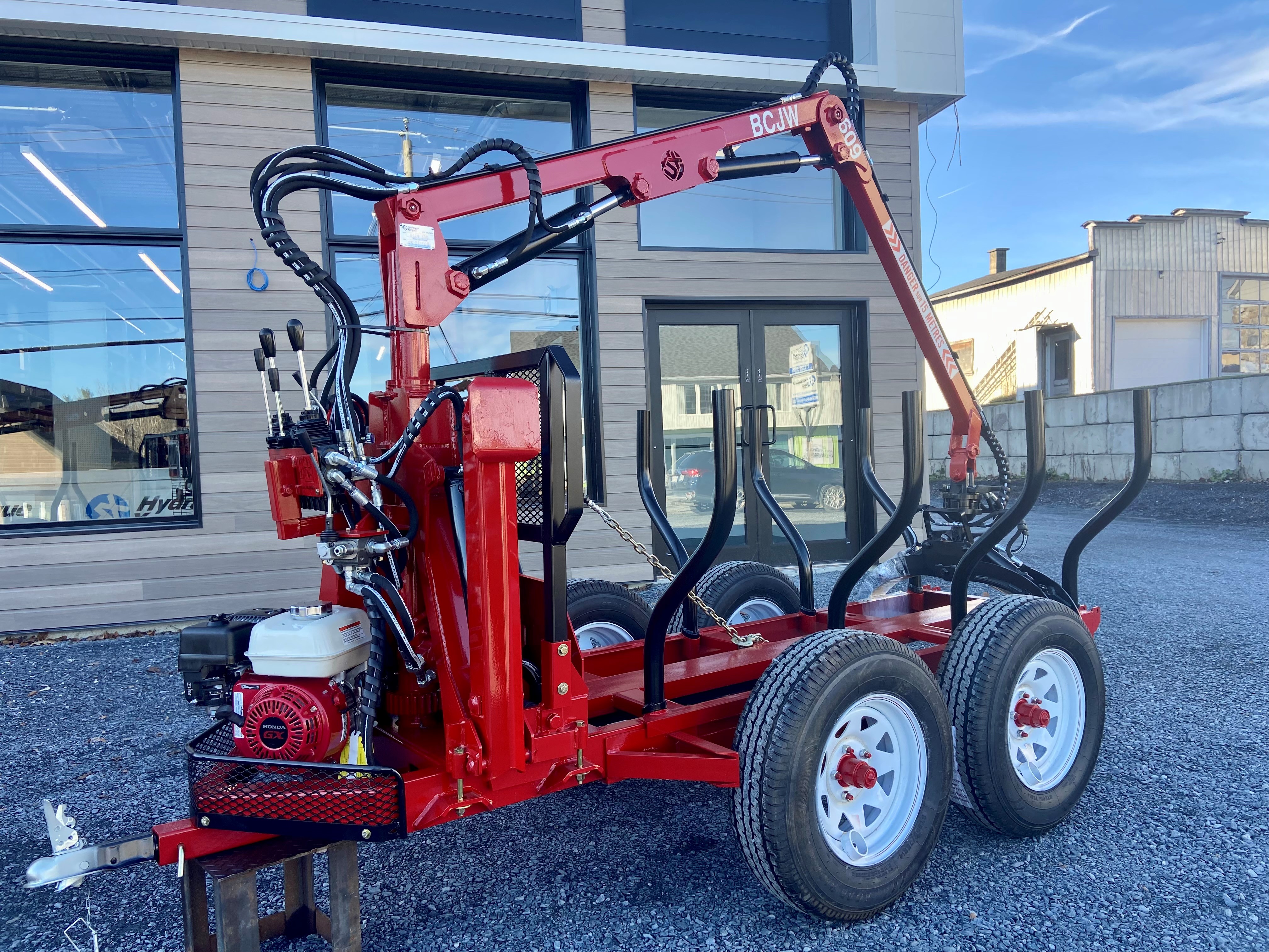 Chargeuse à bois sur remorque  709 BCJ