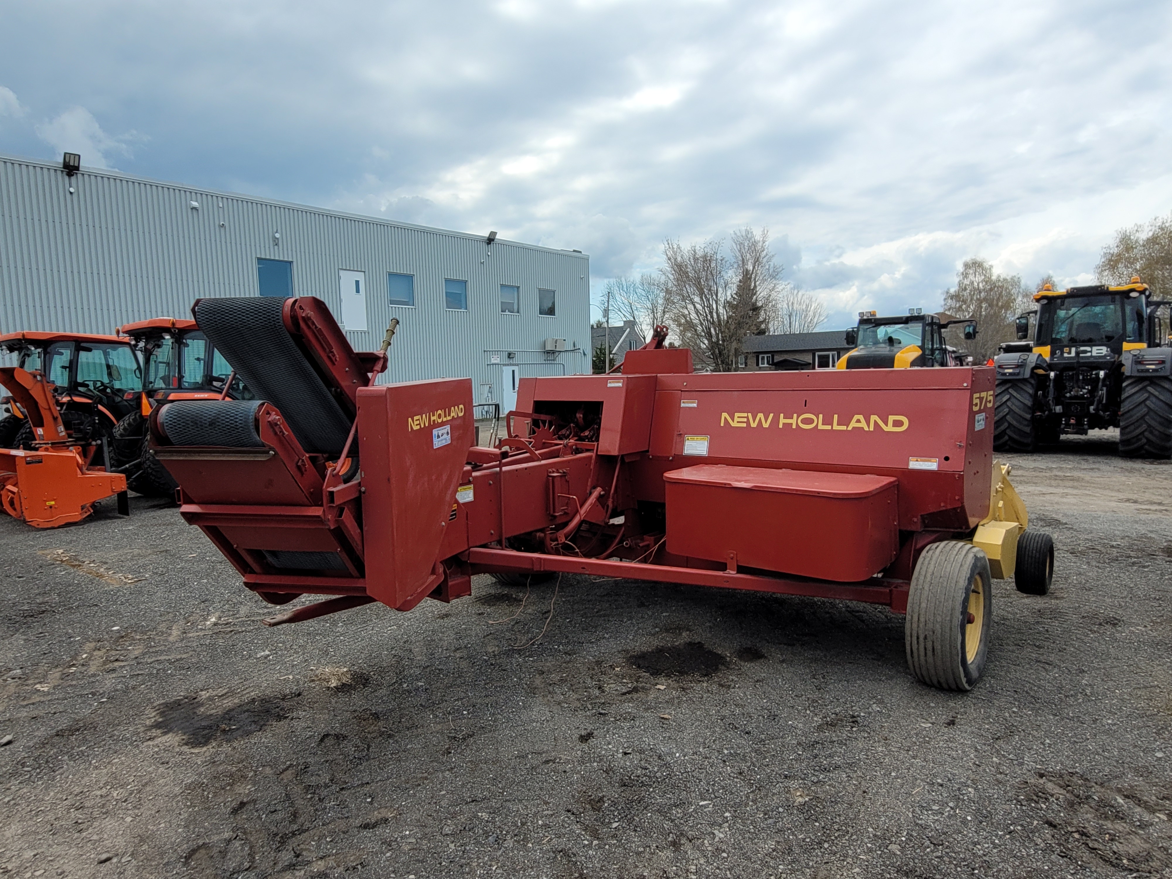 Presse à balles carrées New Holland 575