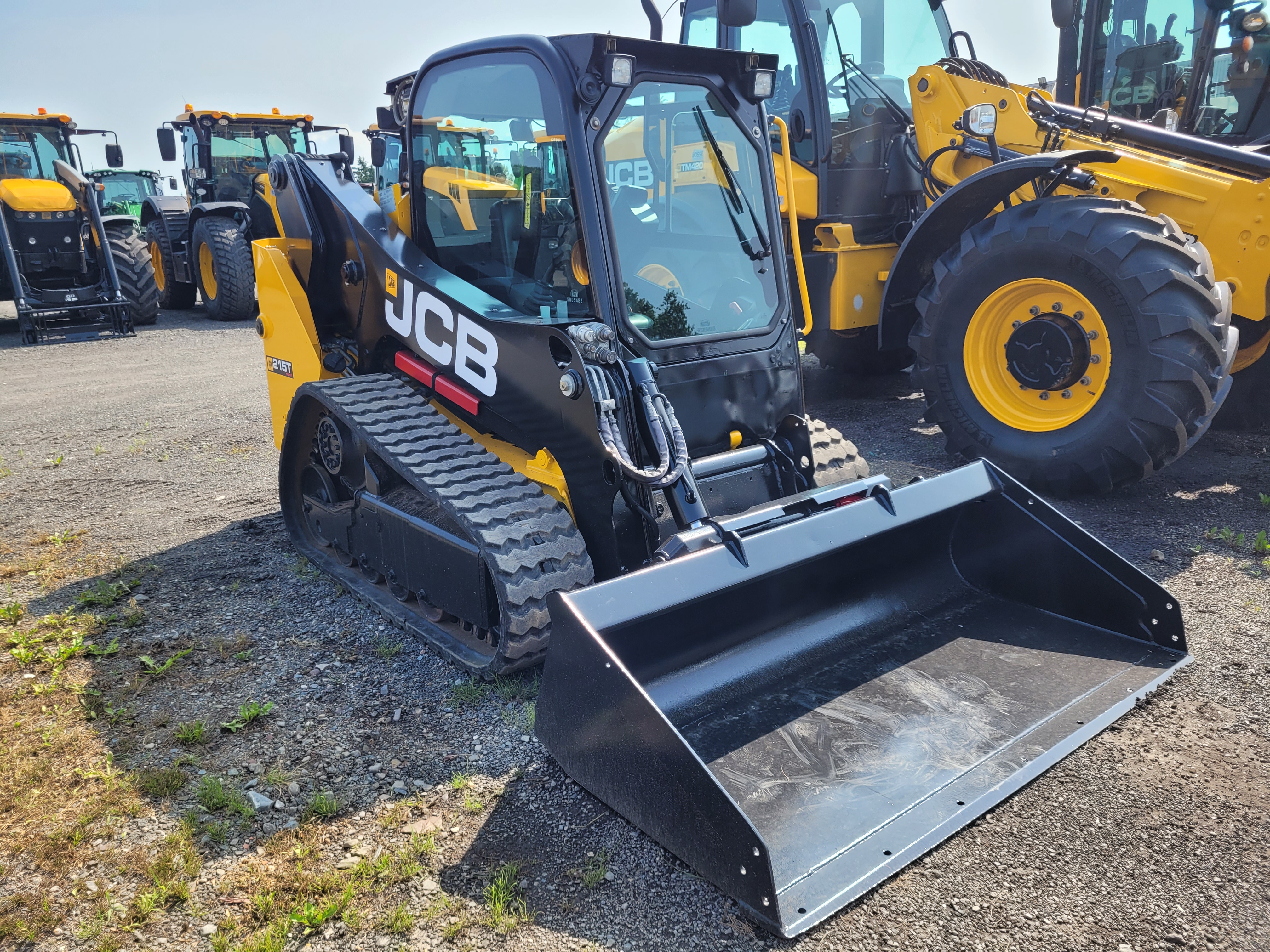 Chargeuse à direction à glissement (skid steer / skid loader) JCB 215T
