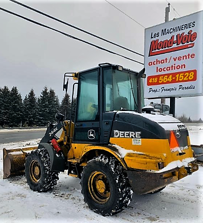 Chargeur articulé sur pneus John Deere 244K