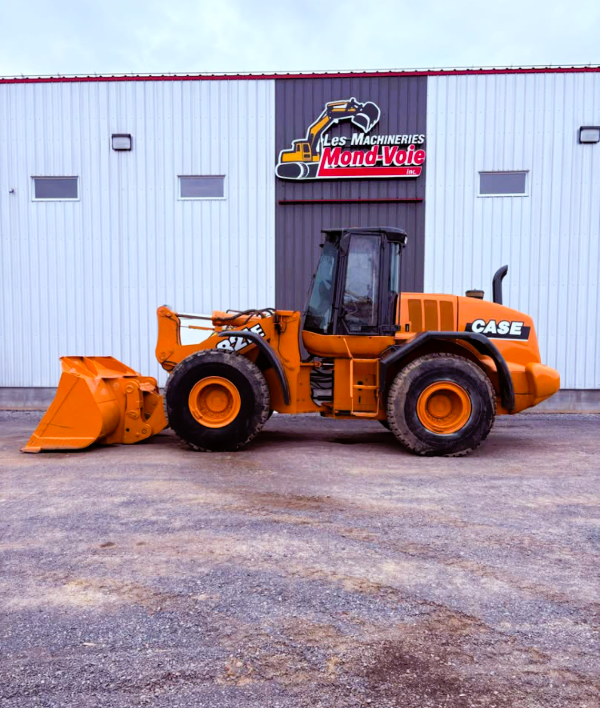 Chargeur articulé sur pneus Case 821E