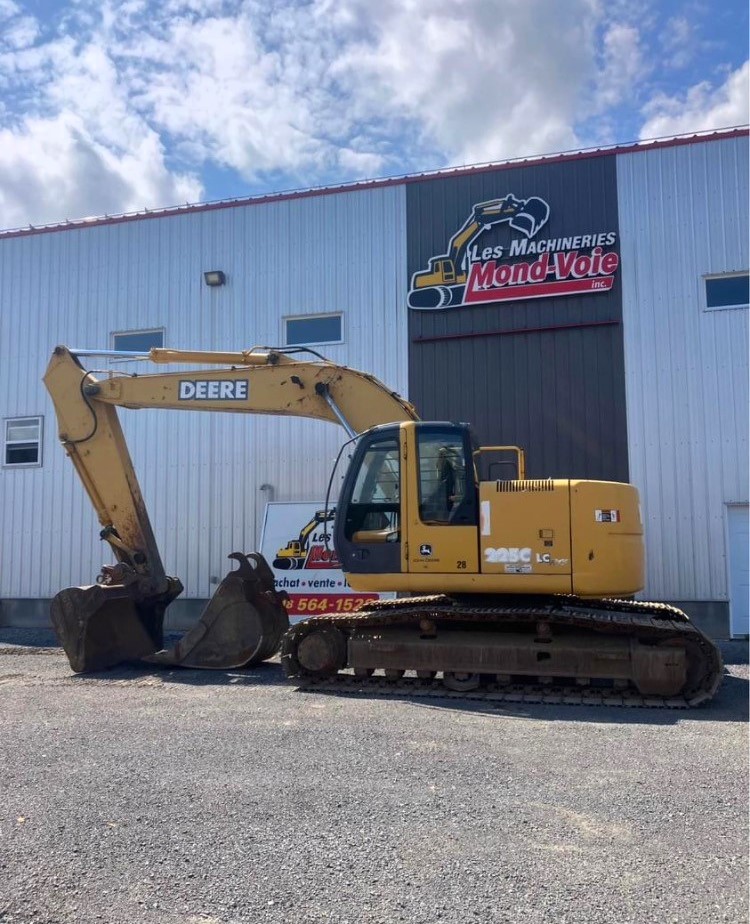 Excavator John Deere 225C LC