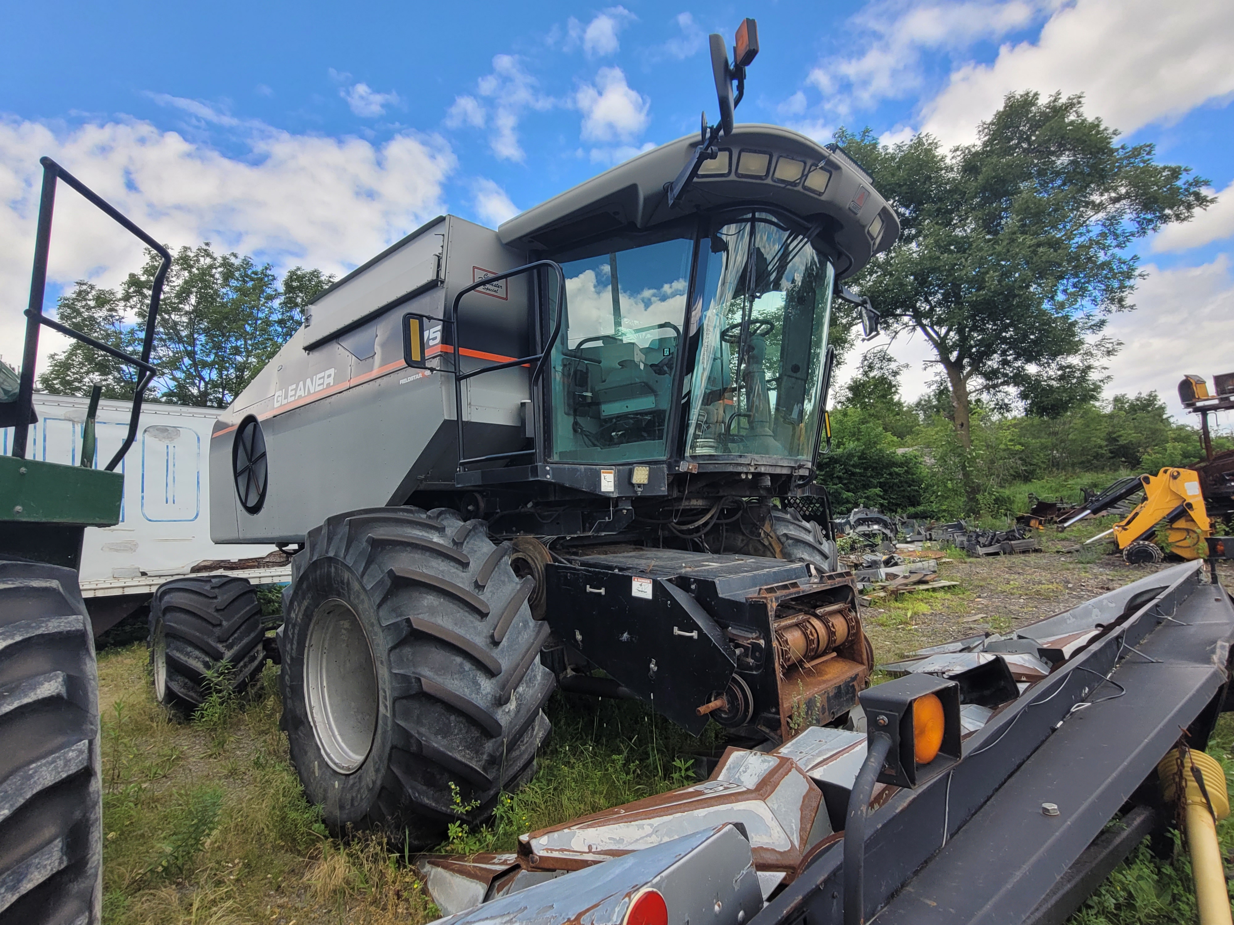 Moissonneuse-batteuse Gleaner R75