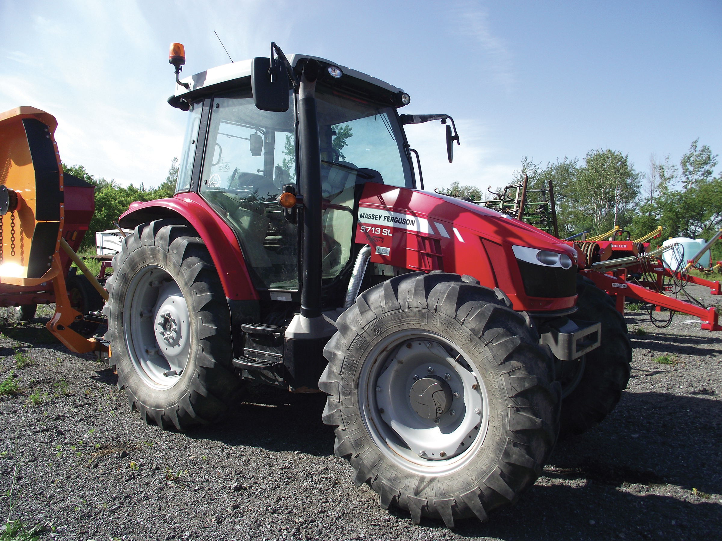 Tractor Massey Ferguson  5713 SL