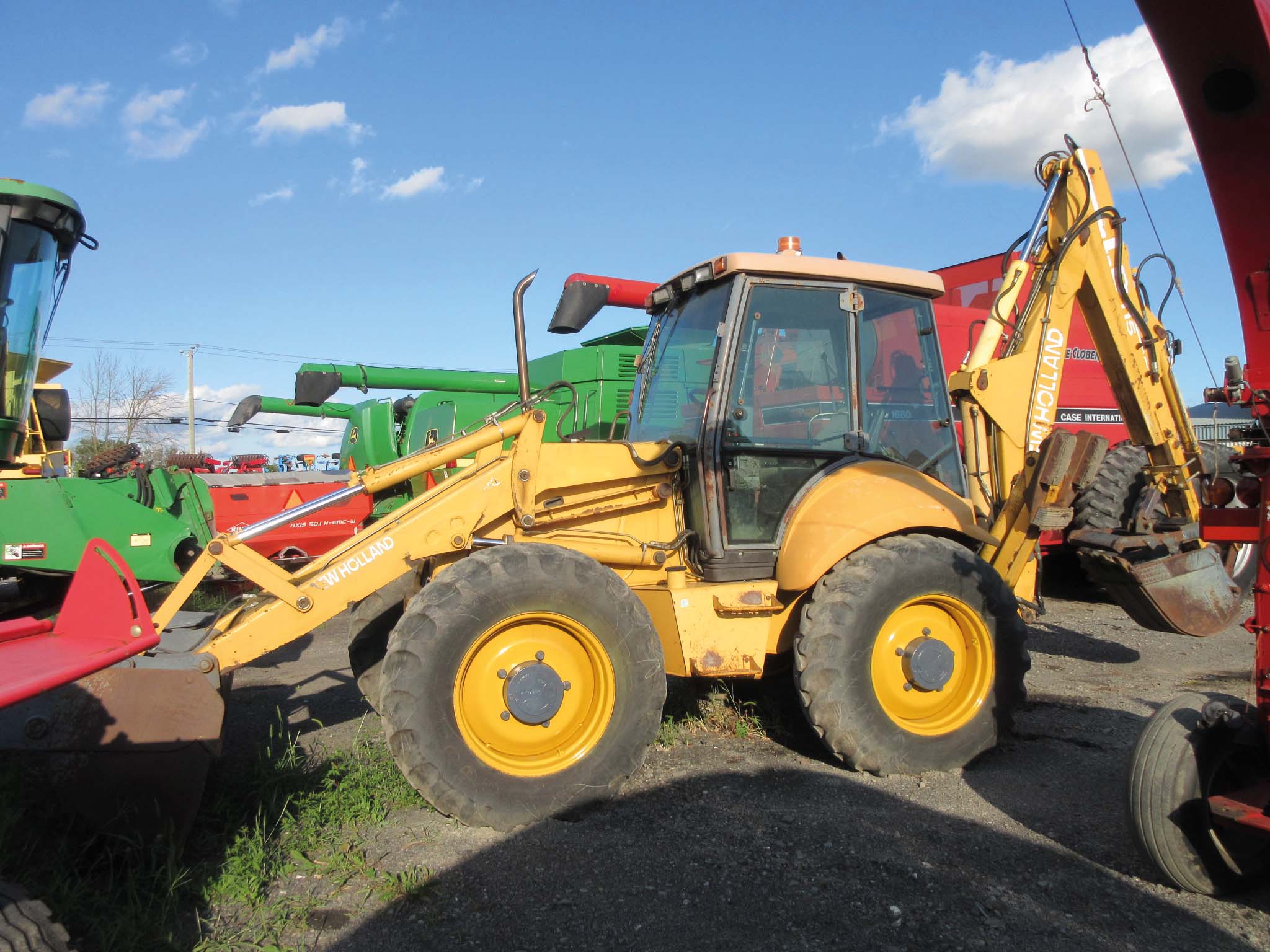 Rétrocaveuse New Holland LB115