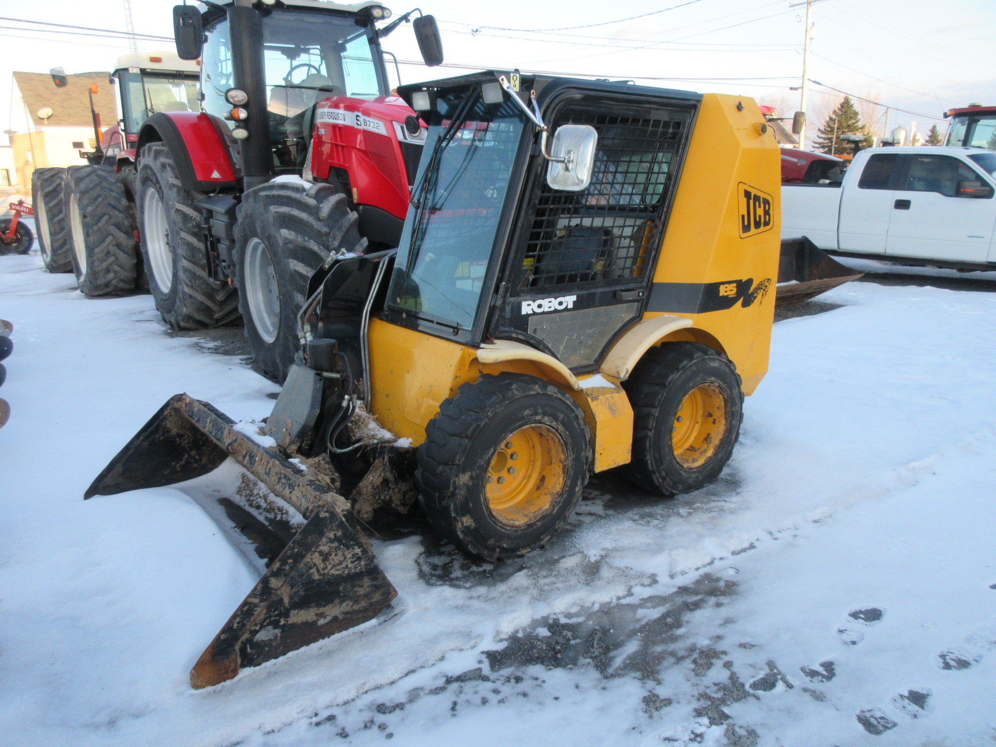 Chargeuse à direction à glissement (skid steer / skid loader) JCB Robot 185