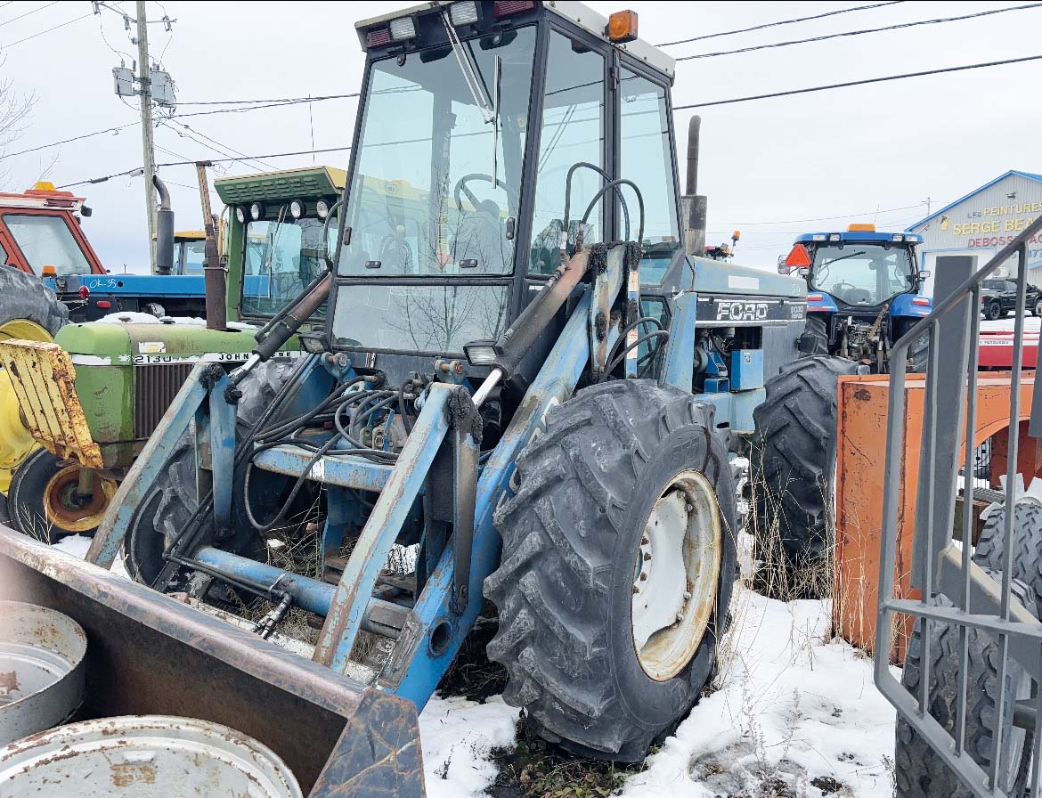 Tracteur Versatile Ford 903