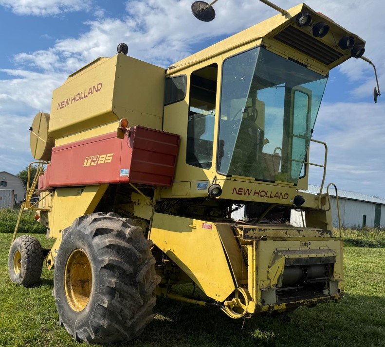 Combine harvester New Holland TR85