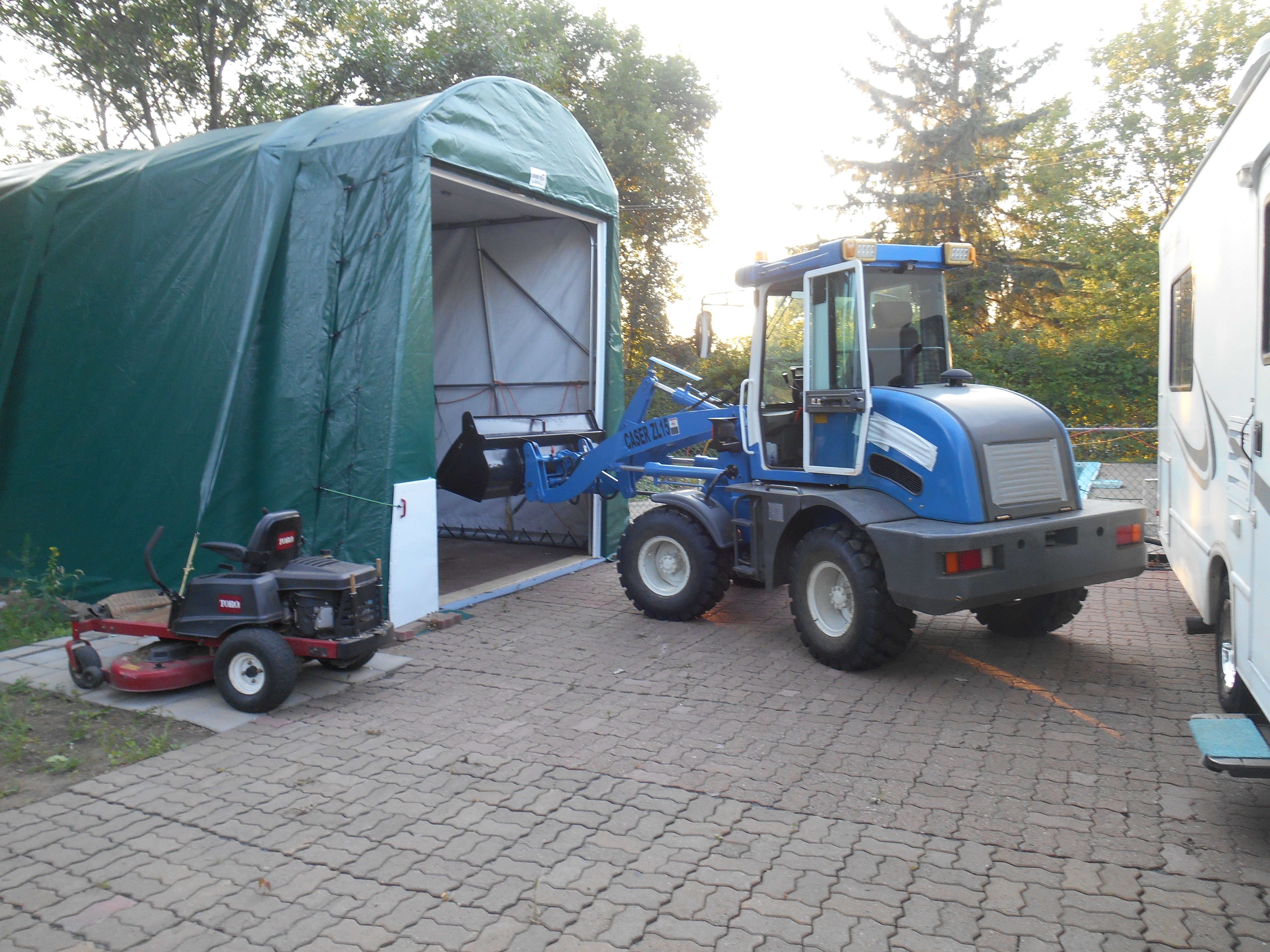 Chargeur articulé sur pneus Case CASER ZL15   LEVE 3520 LBS avec pepine creuse 7 pieds neuve, fendeuse, 50 hp diesel, plein d'extra et pieces