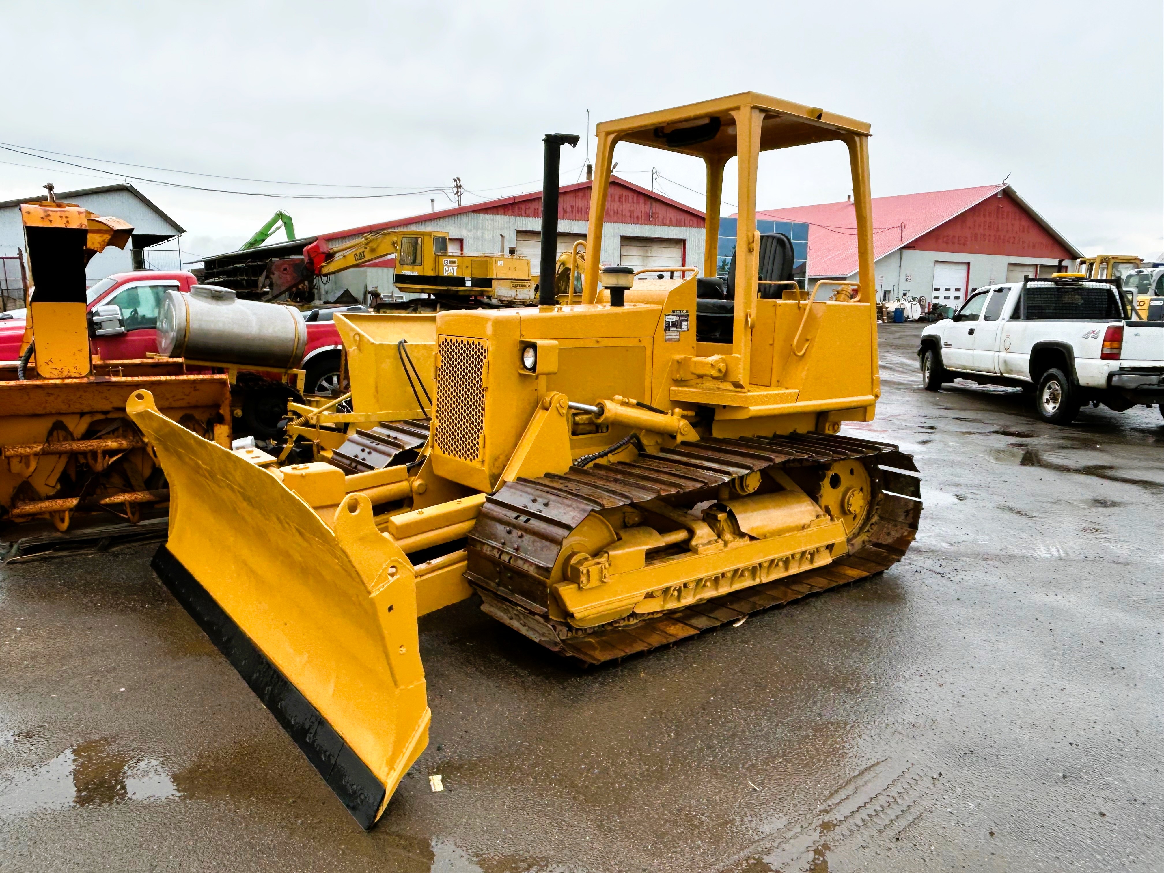 Bulldozer Caterpillar D3 et D5, et Case 450