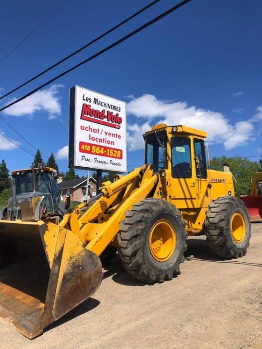 Chargeur articulé sur pneus John Deere 544C