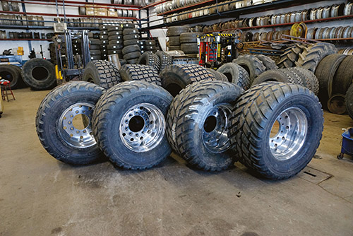 Pneus  Des milliers de pneus usagés et neufs, agricoles, industriels,  forestiers, camions et autos, et grande quantité de roues en stock !