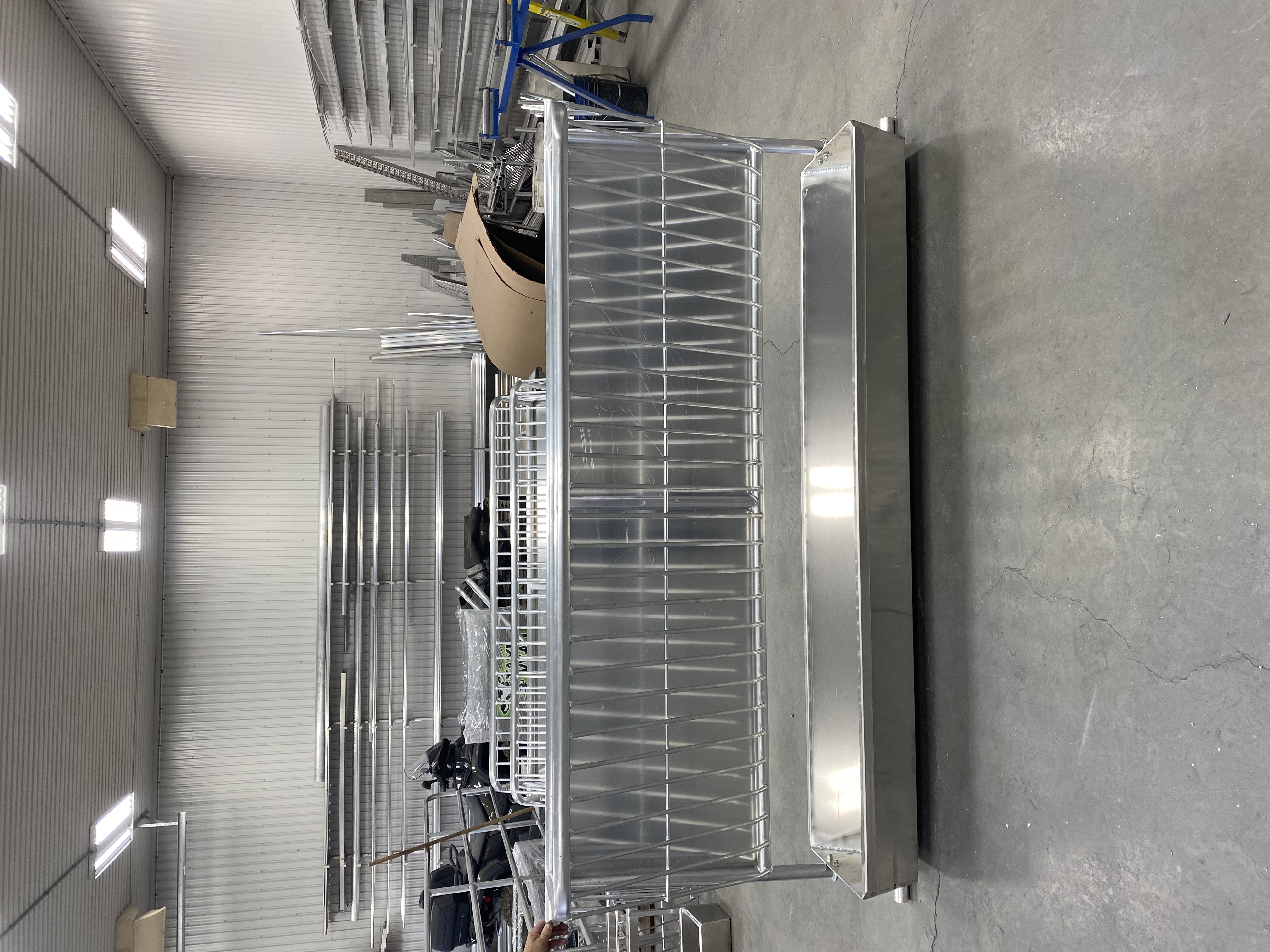 Feeder marque-aucune Râtelier à foin avec auge en aluminium