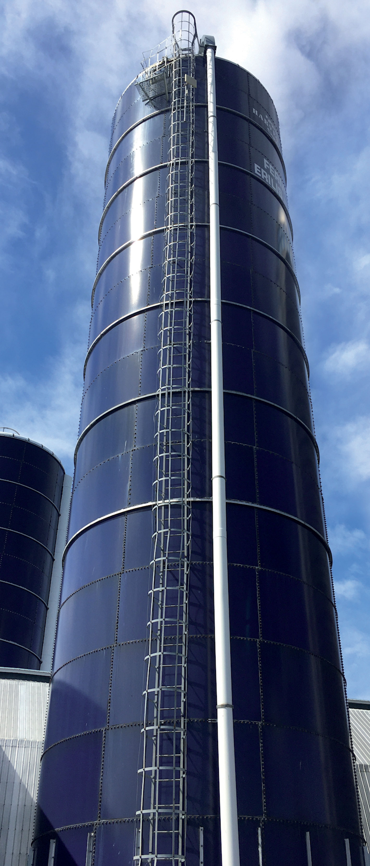 Silo à grain  Nos SILOS BLEUS en acier vitrifié sont modifiés avec des portes et un videur suspendu.