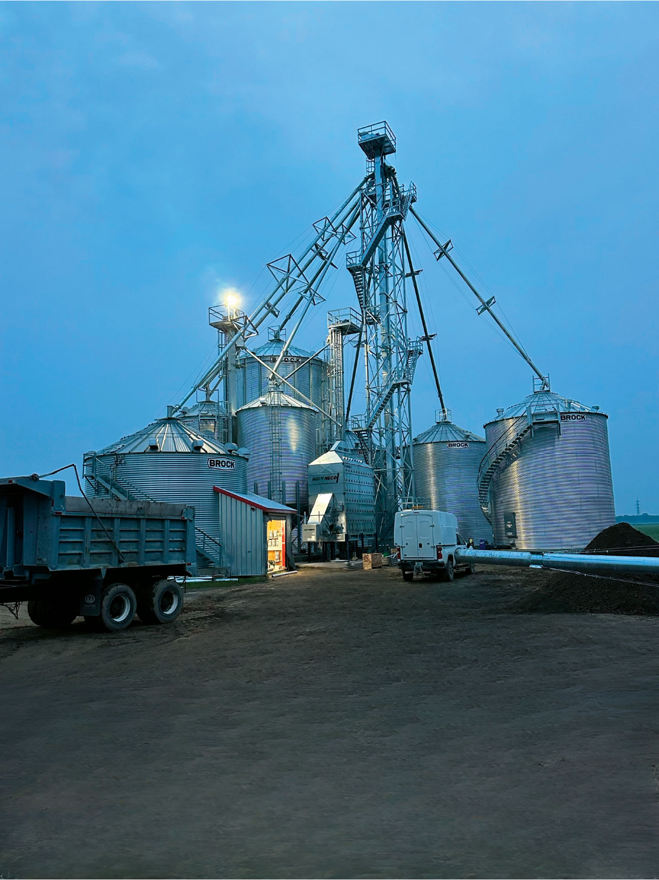   CONVOYEUR À GRAINS, ÉLÉVATEUR À GODETS, CRIBLE À GRAINS, CONVOYEUR PNEUMATIQUE, SYSTÈME DE DÉBOULEUR POUR SILO, TOUR DE SOUTIEN. Brock