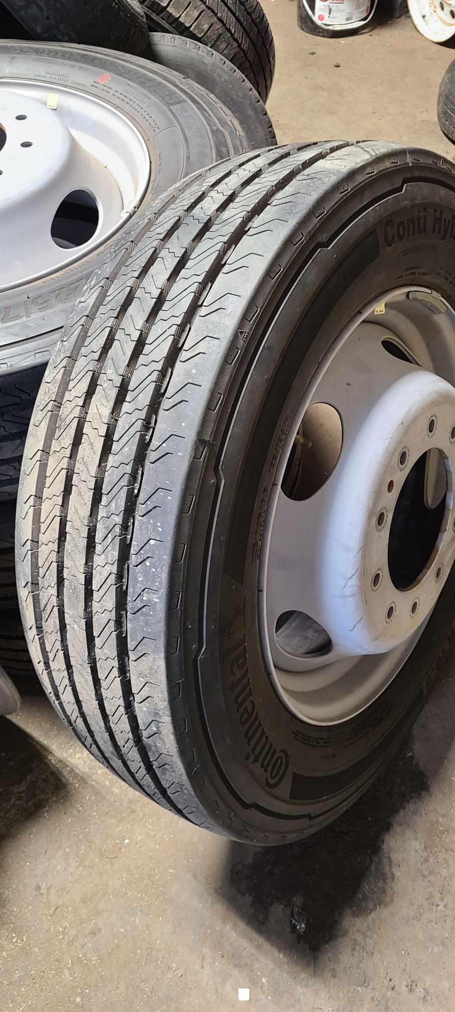 Pneus  PNEU 225/70R19.5 • avec jantes (Ford) F450 ou F550 (pneus seuls 339 $) 