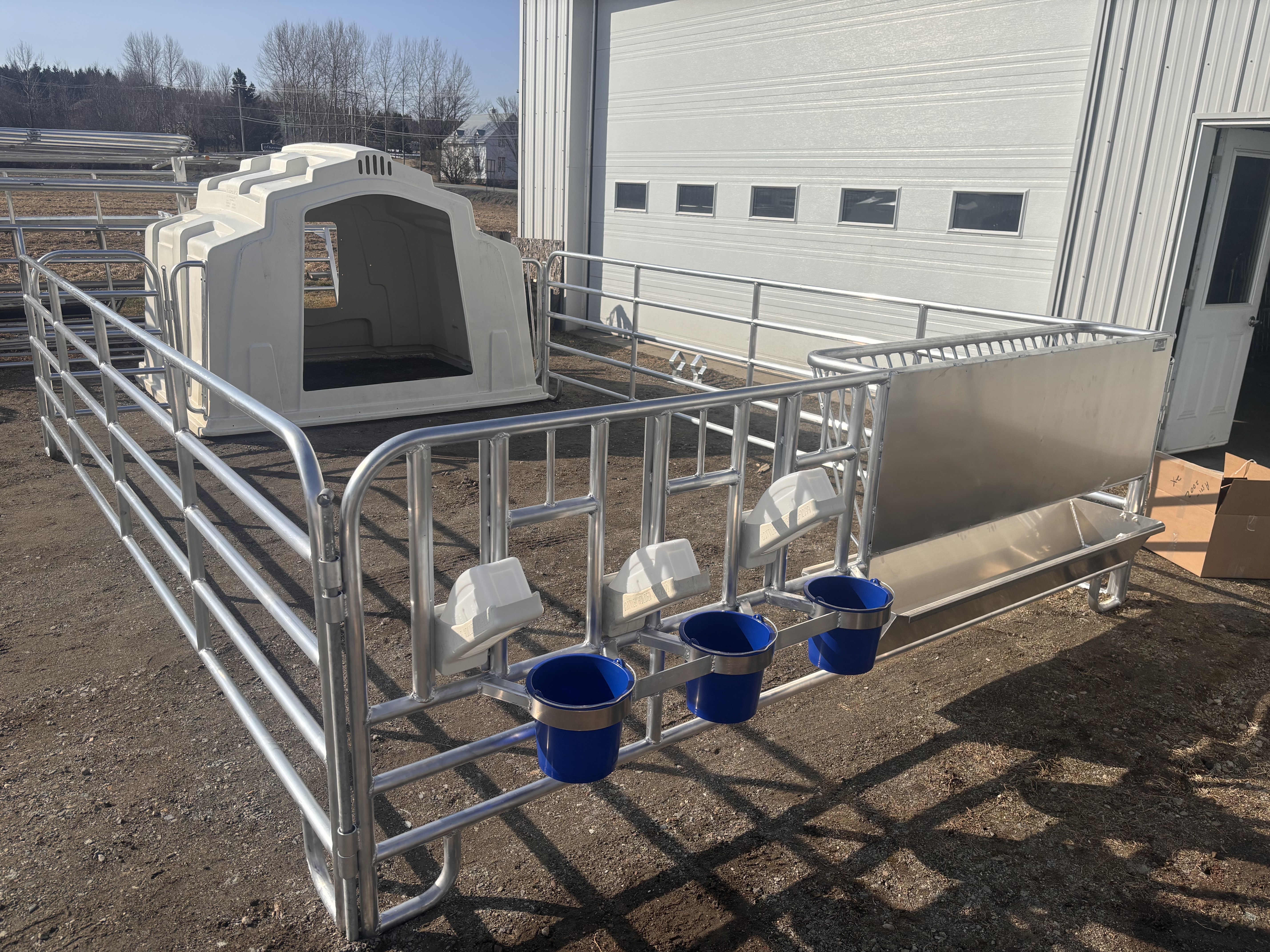 Parcs à veaux marque-aucune Enclos à veaux pour huche avec mangeoire en aluminium