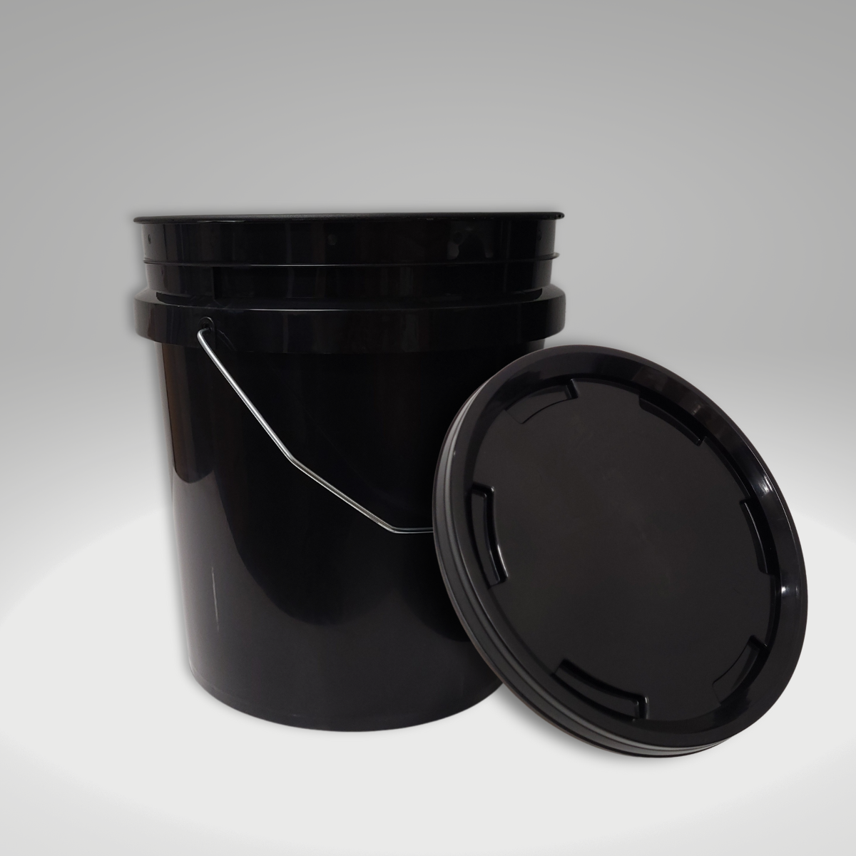 Chaudière  Prix 4,13$  - Seau + couvercle (sans gasket) plastique noir 4,75 Gallons , multi-usage avec anse.